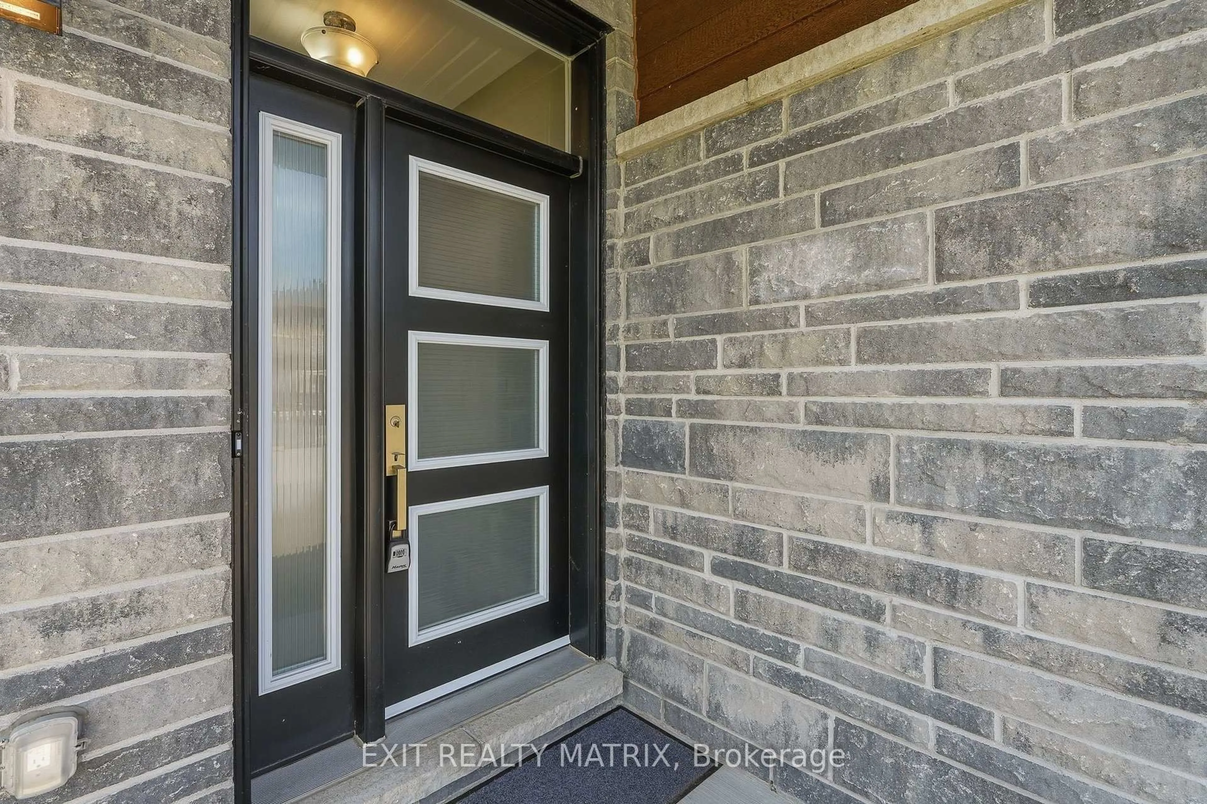 Indoor entryway for 308 Belfort St, Russell Ontario K0A 1W0