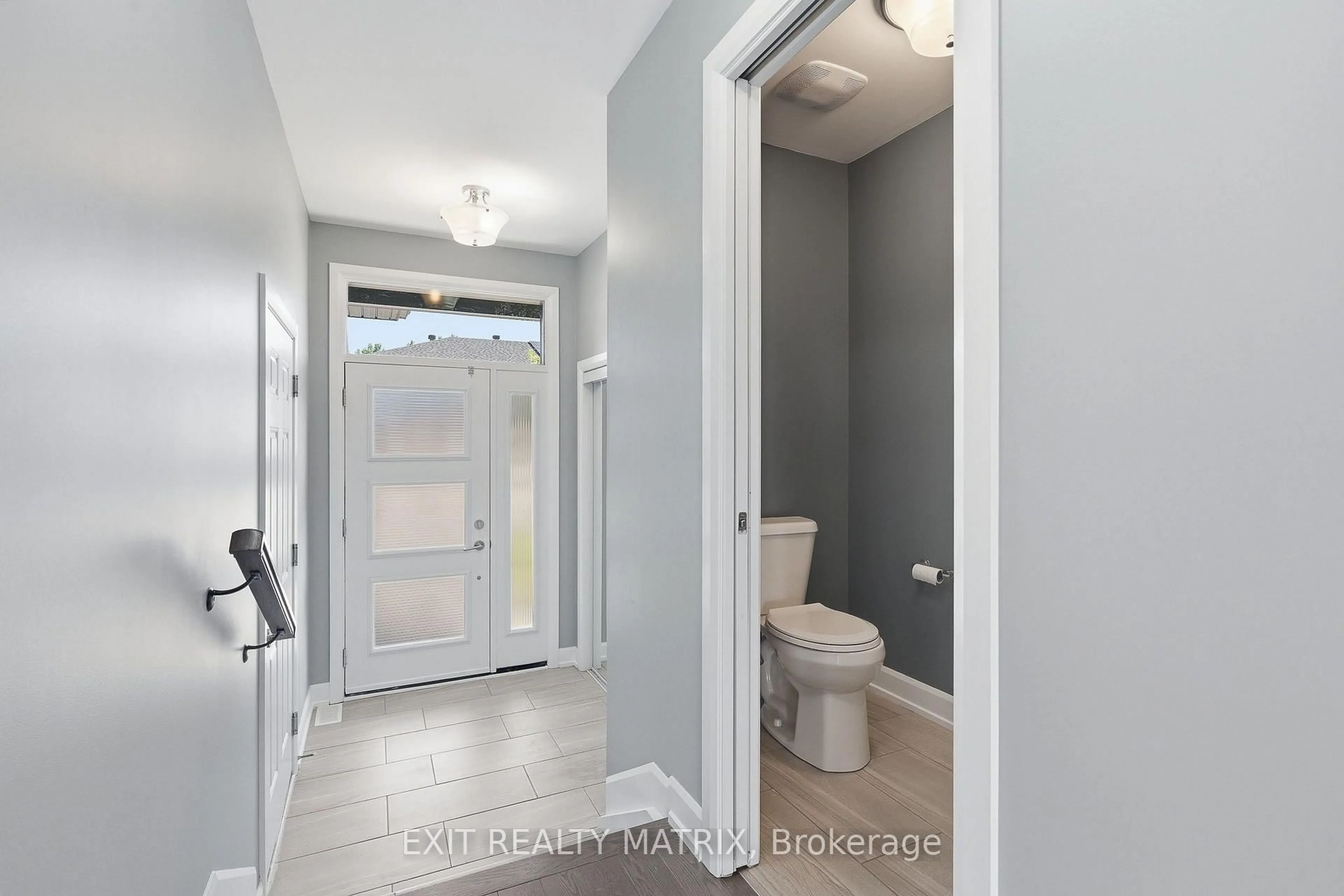 Indoor entryway for 308 Belfort St, Russell Ontario K0A 1W0