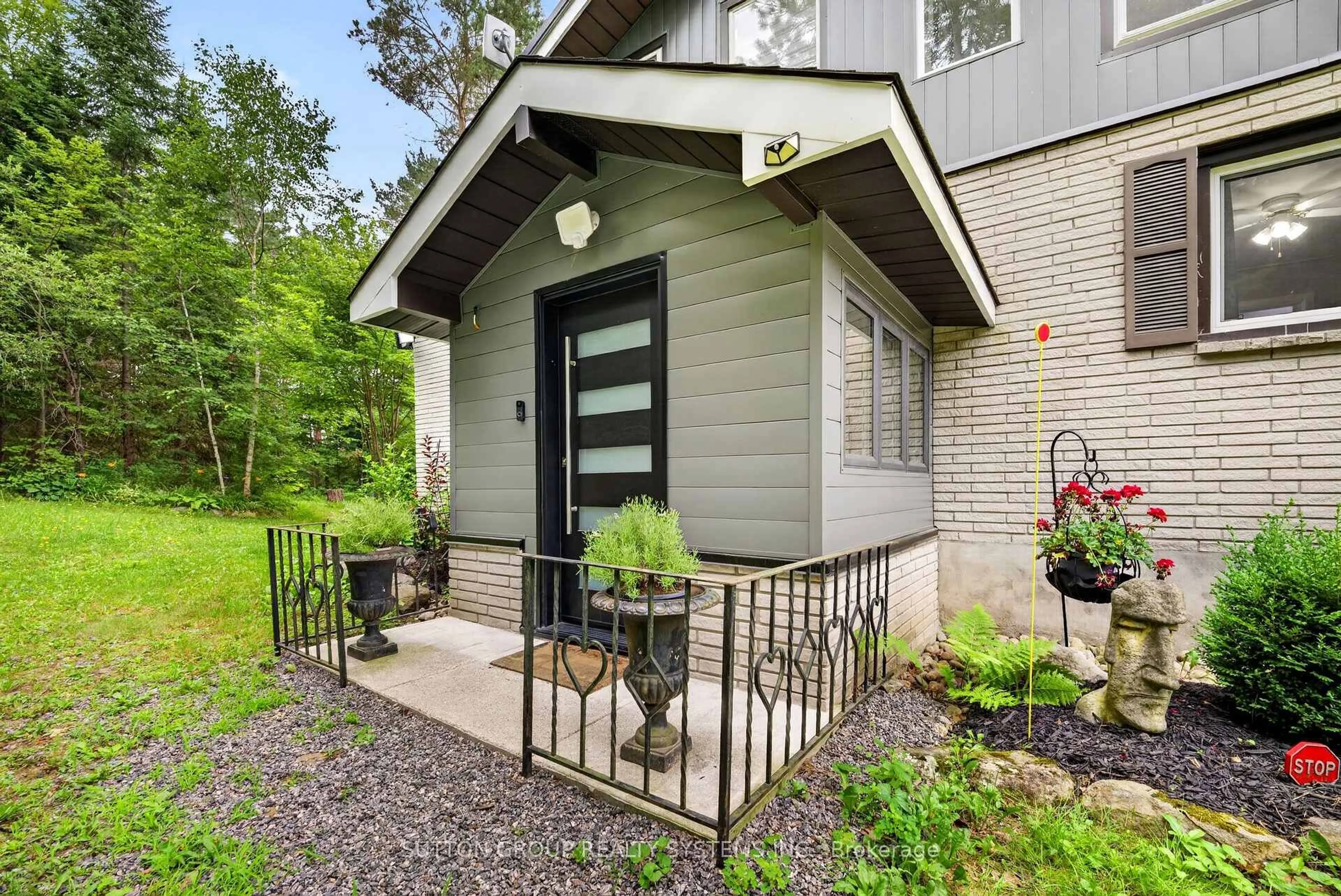 Home with brick exterior material, street for 1018 Whites Rd, Muskoka Lakes Ontario P0B 1J0