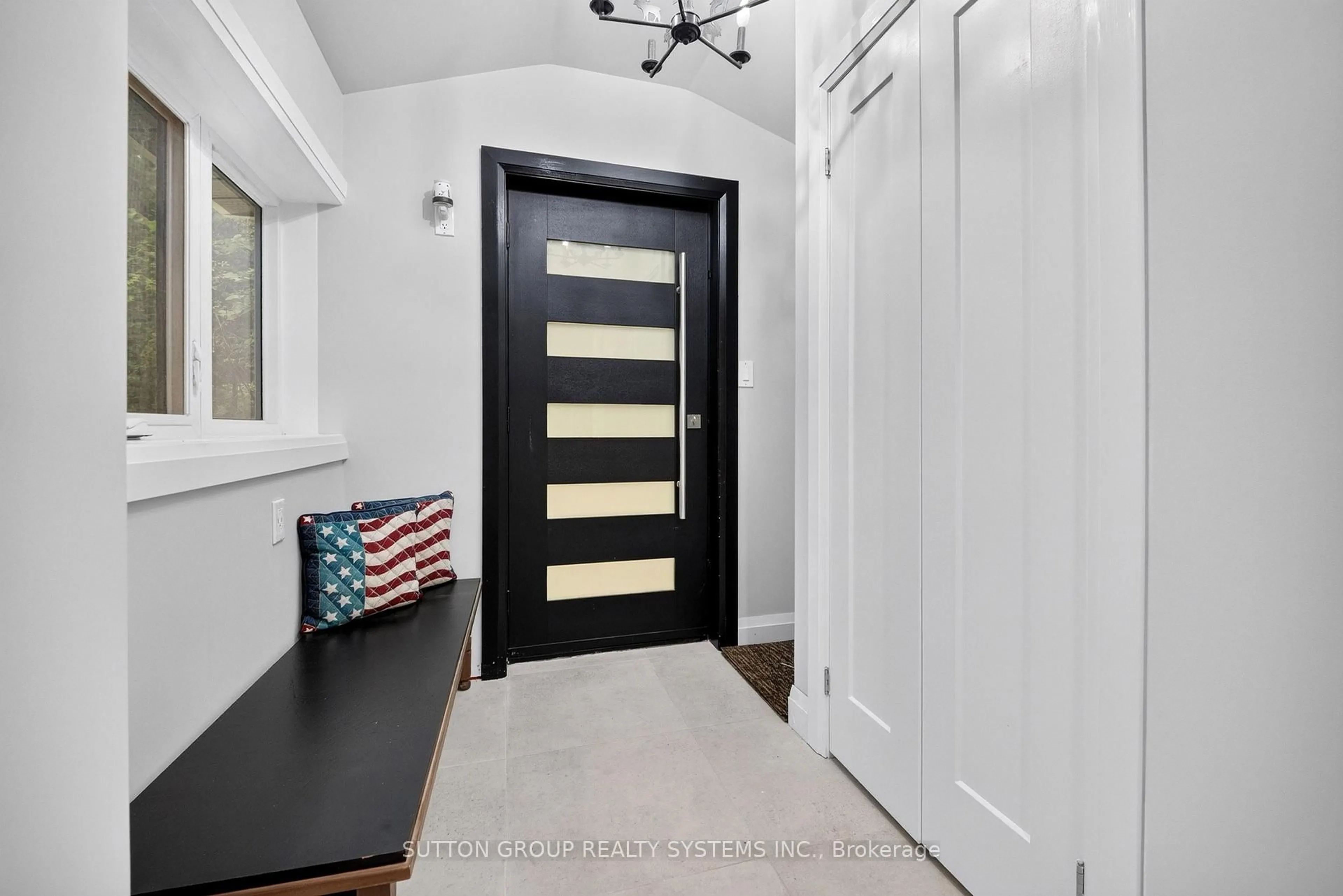 Indoor entryway for 1018 Whites Rd, Muskoka Lakes Ontario P0B 1J0