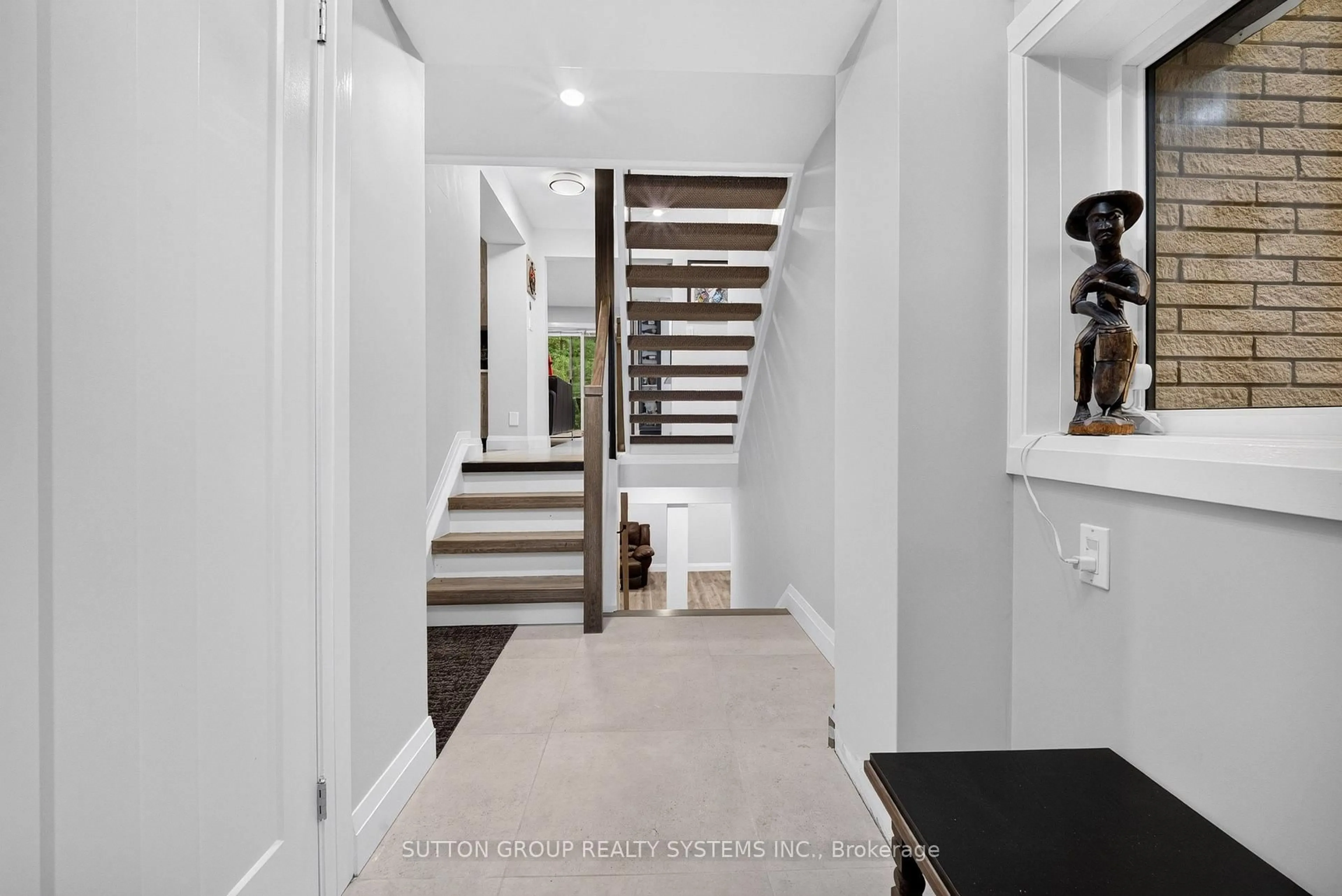 Indoor entryway for 1018 Whites Rd, Muskoka Lakes Ontario P0B 1J0
