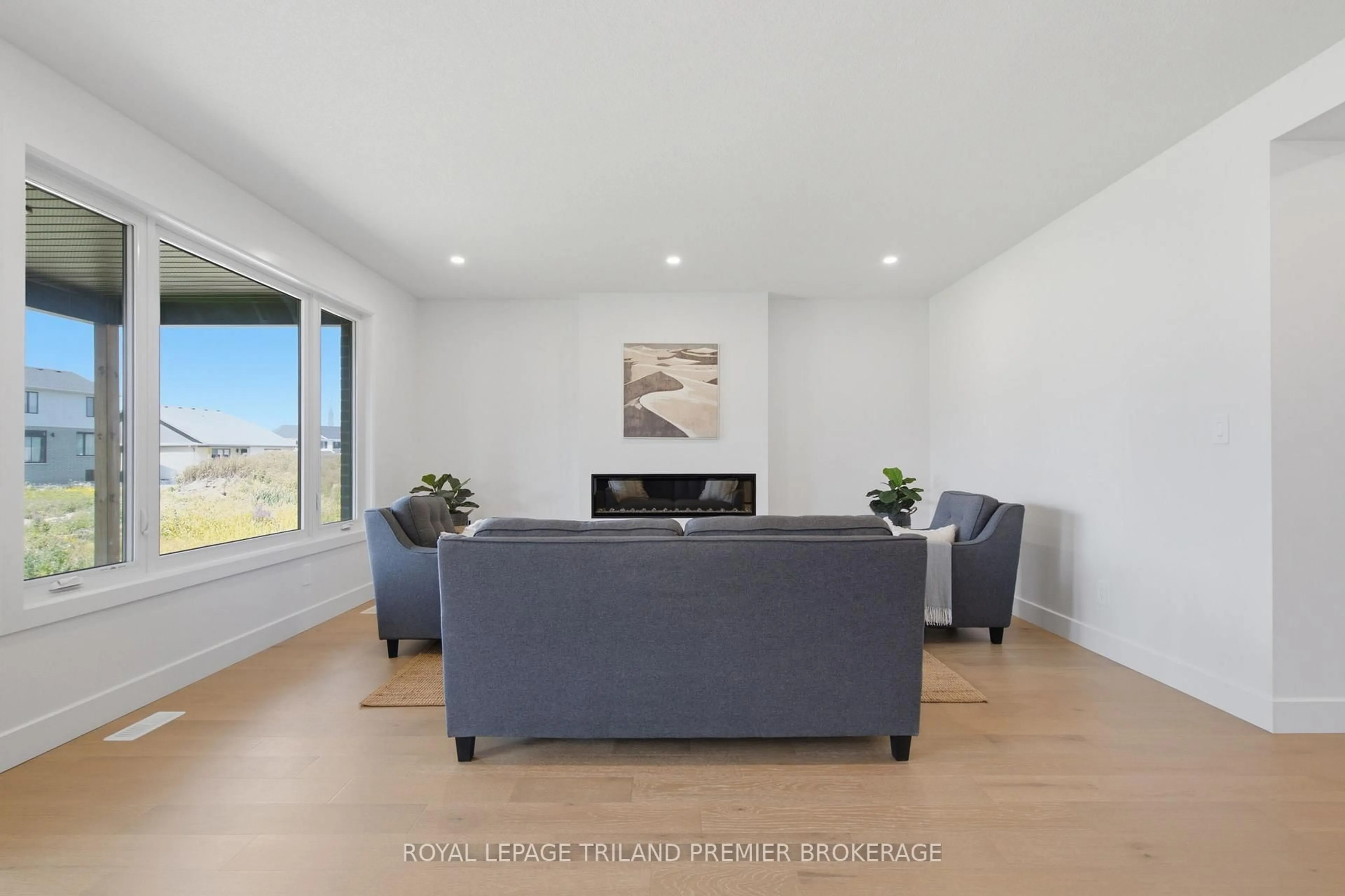 Living room with furniture, unknown for 270 HESSELMAN Cres, London South Ontario N6M 0J7