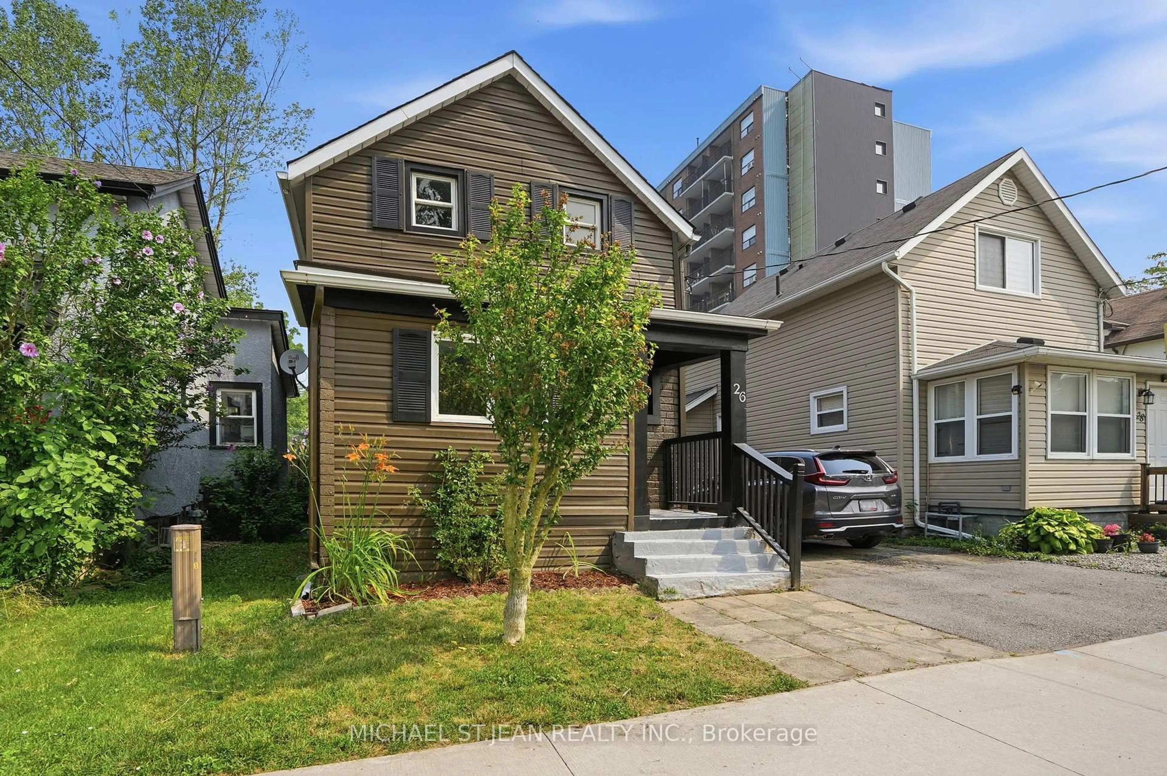 Home with vinyl exterior material, street for 26 State St, Welland Ontario L3B 4K3