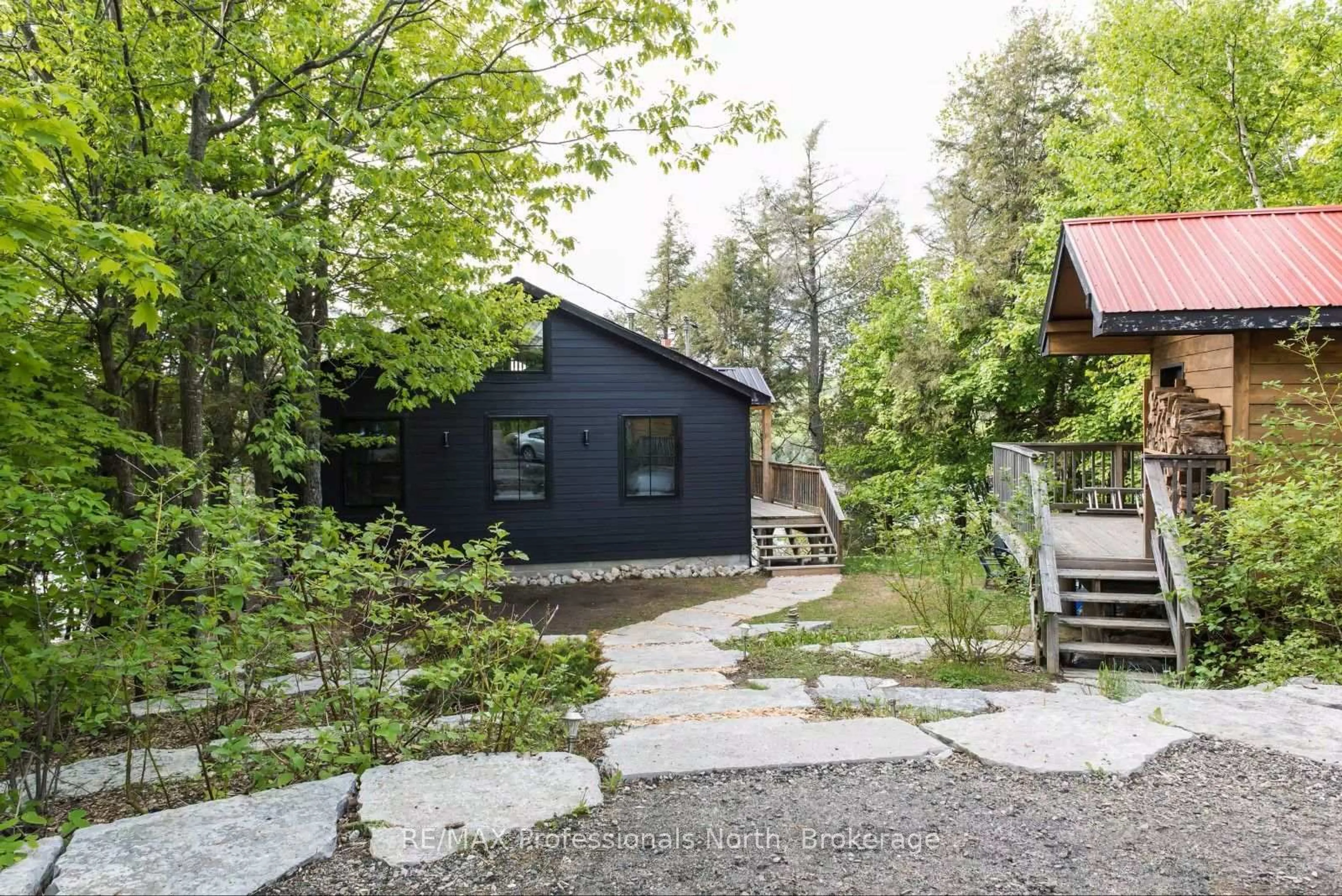 Patio, street for 1325 Watts Rd, Dysart et al Ontario K0M 1S0