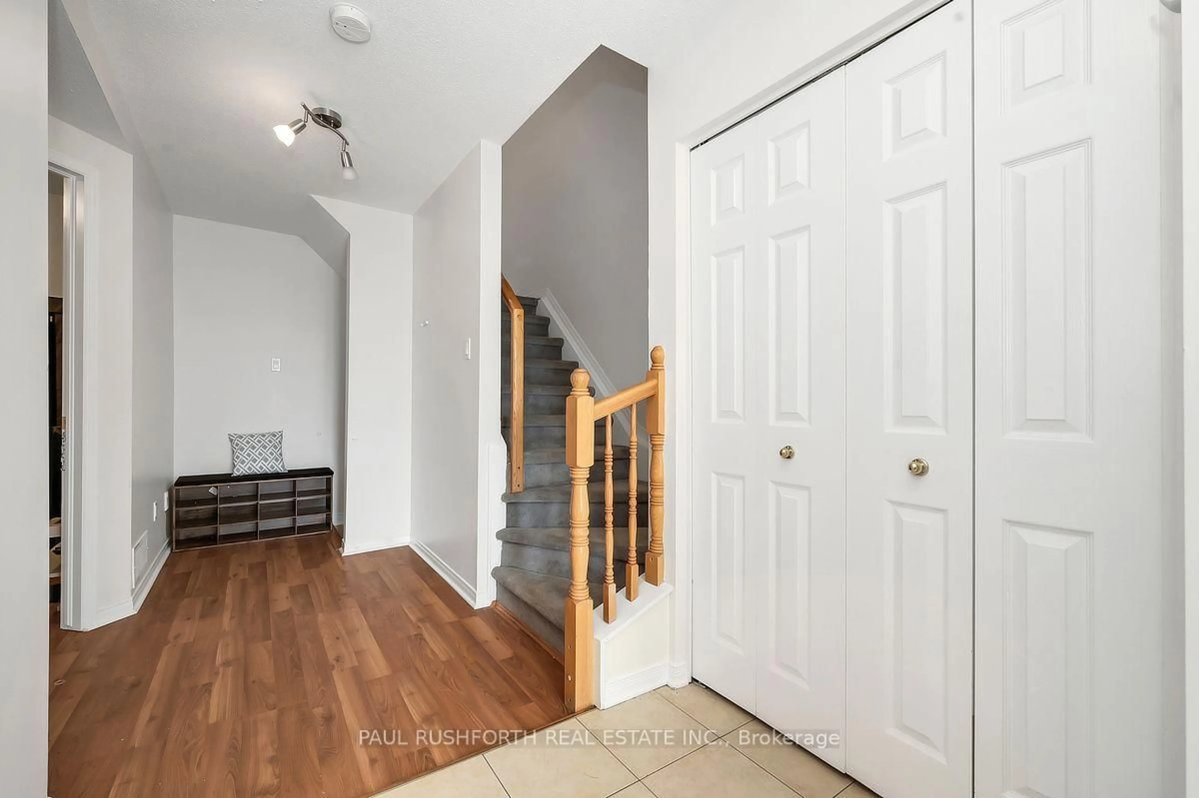 Indoor entryway for 153 Corinth Private, Ottawa Ontario K2E 0A8