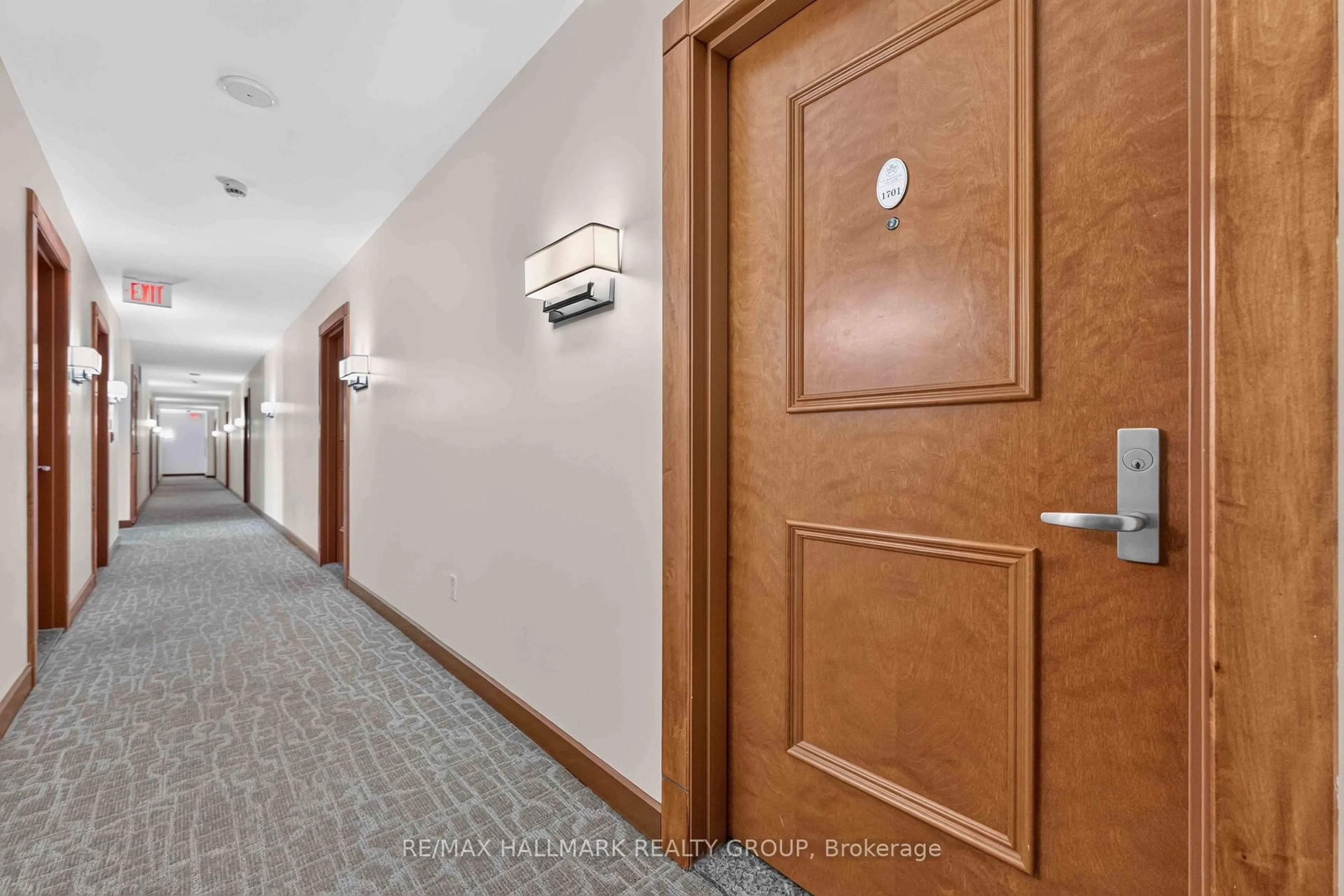 Indoor foyer for 195 Besserer St #1701, Ottawa Ontario K1N 0B6