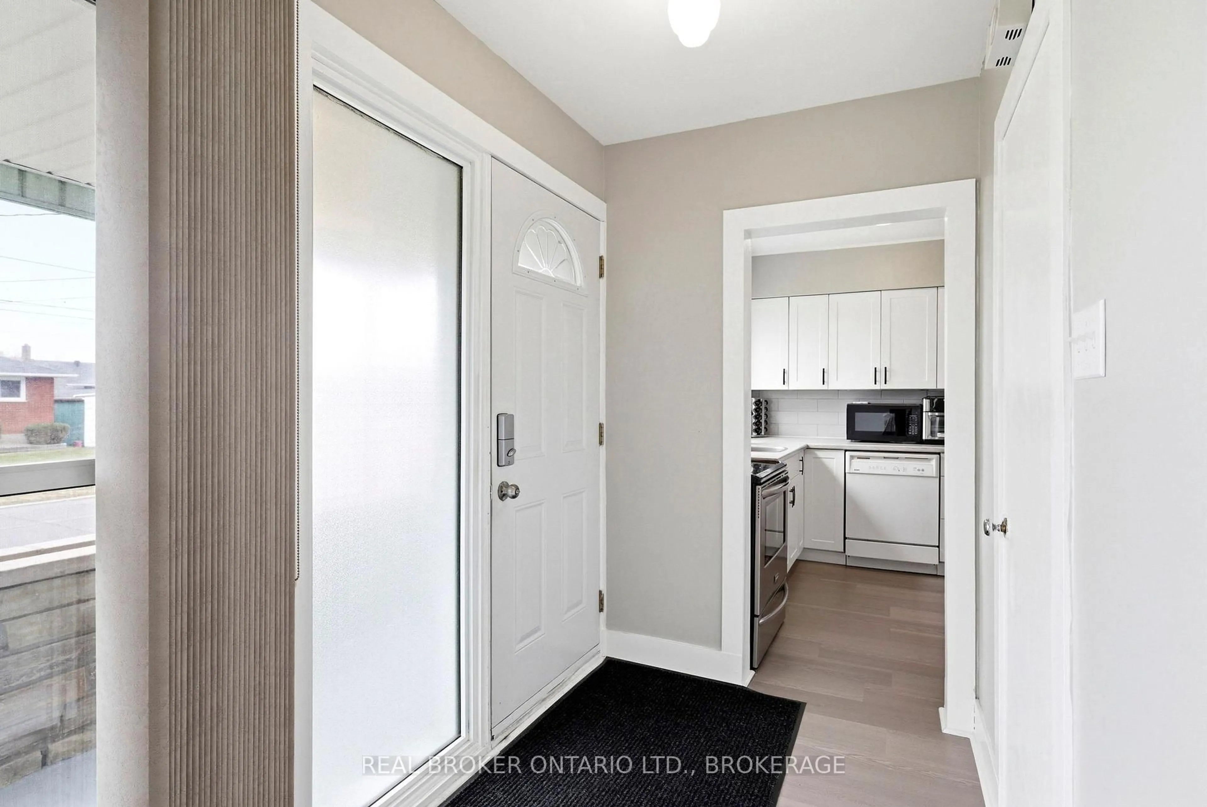 Indoor entryway for 1205 Osborne Ave, Cornwall Ontario K6J 1L2