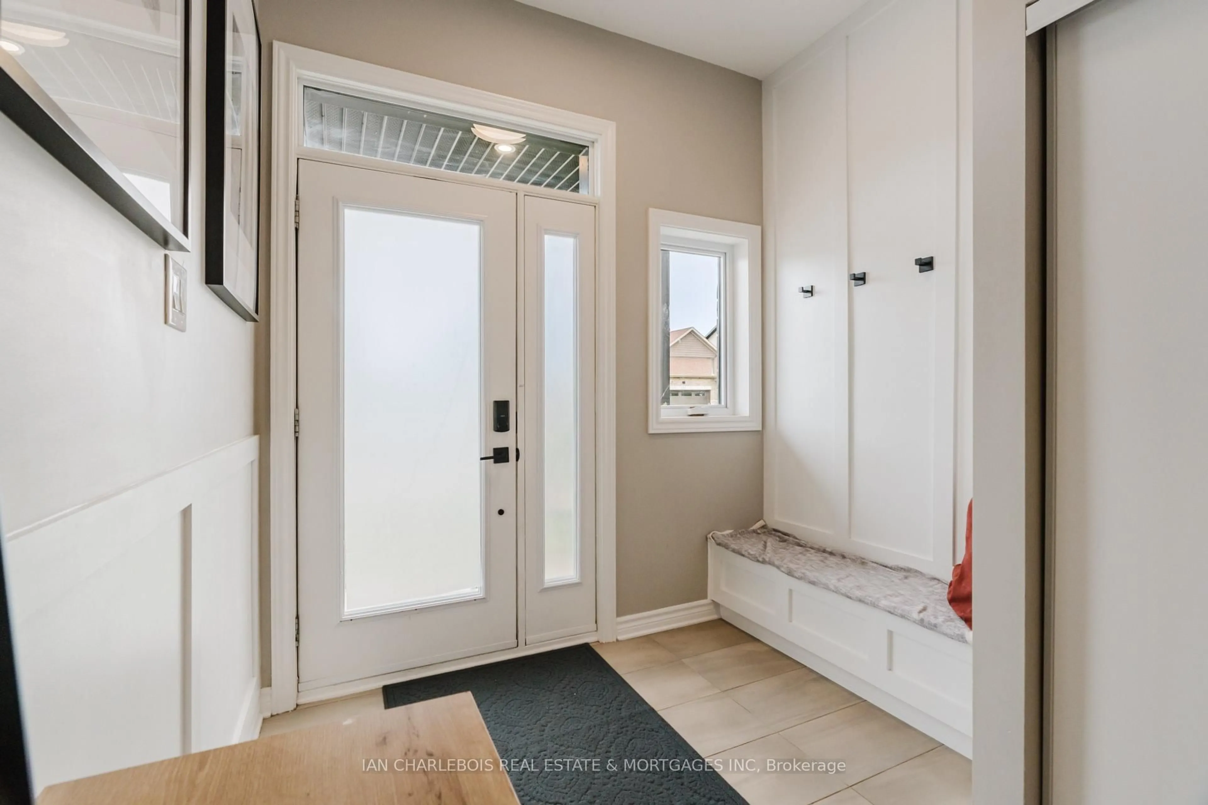 Indoor entryway for 749 Namur St, Russell Ontario K0A 1W0