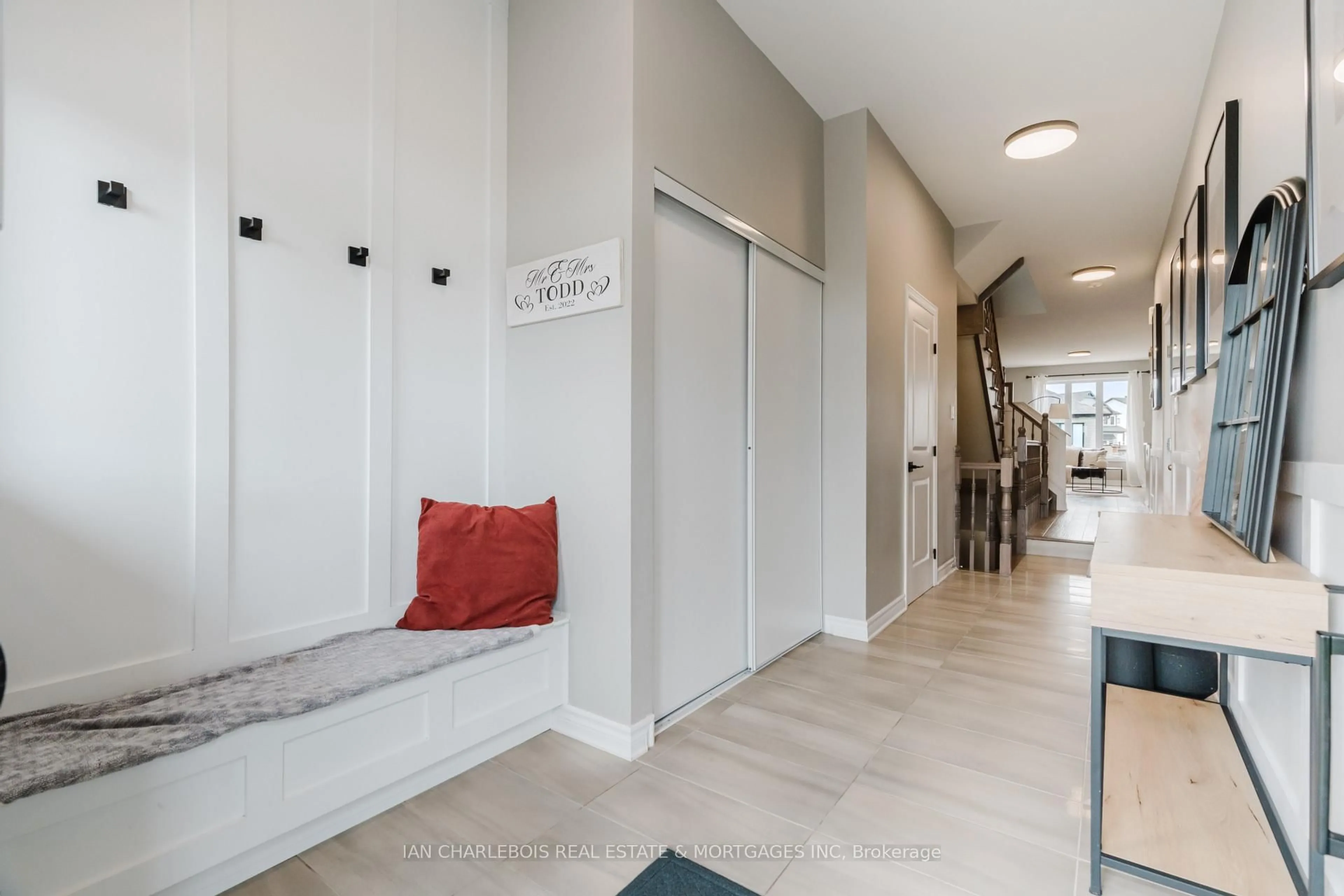 Indoor foyer for 749 Namur St, Russell Ontario K0A 1W0