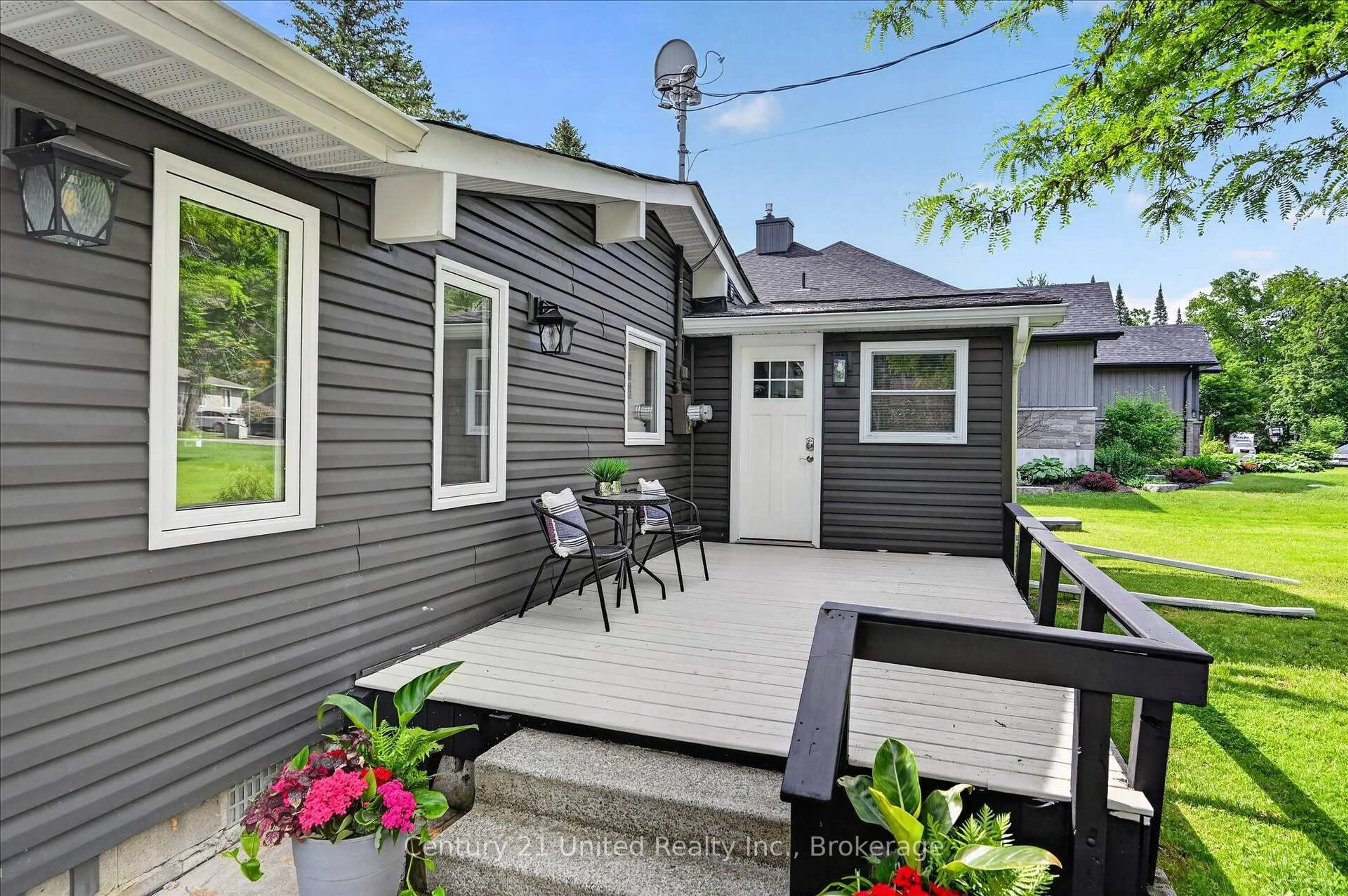 Patio, street for 1515 O'connor Dr, Selwyn Ontario K0L 1T0