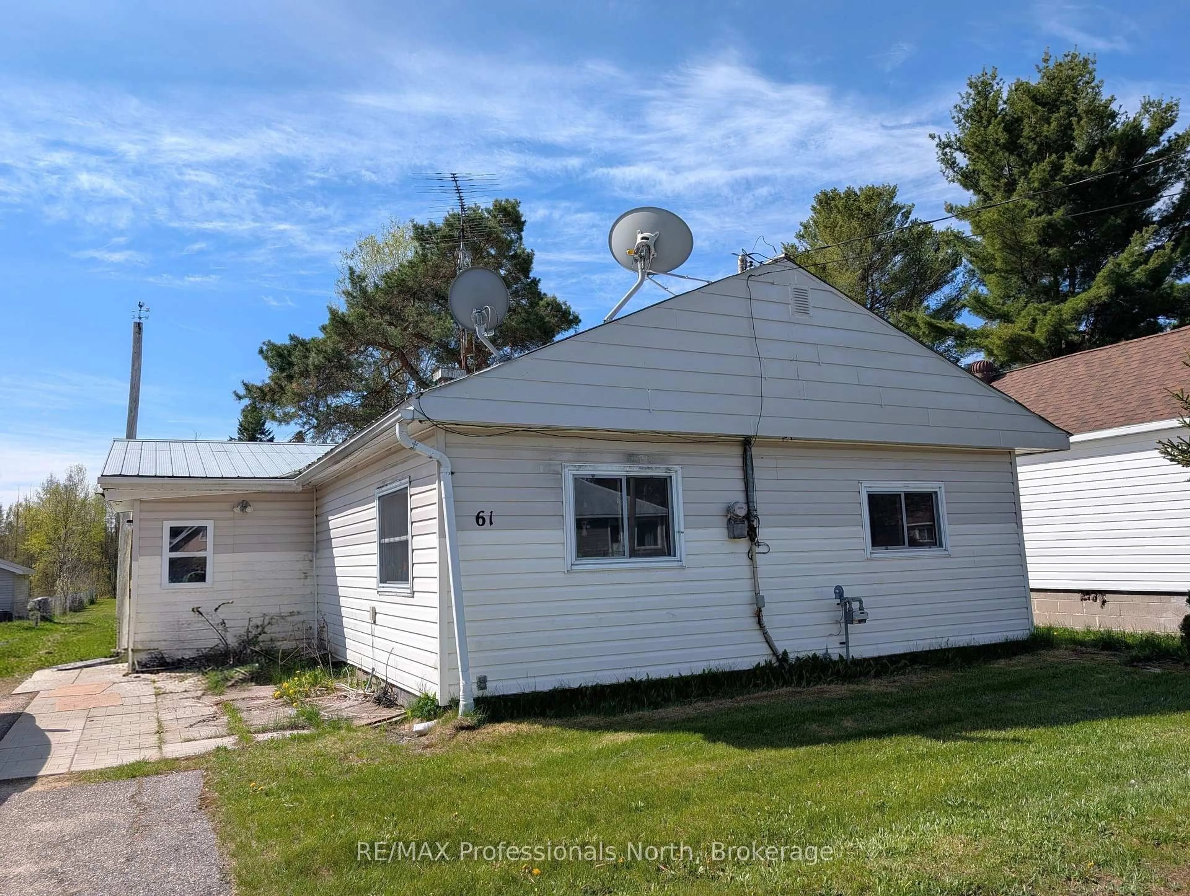 A pic from outside/outdoor area/front of a property/back of a property/a pic from drone, building for 61 RIVERSIDE Ave, South River Ontario P0A 1X0