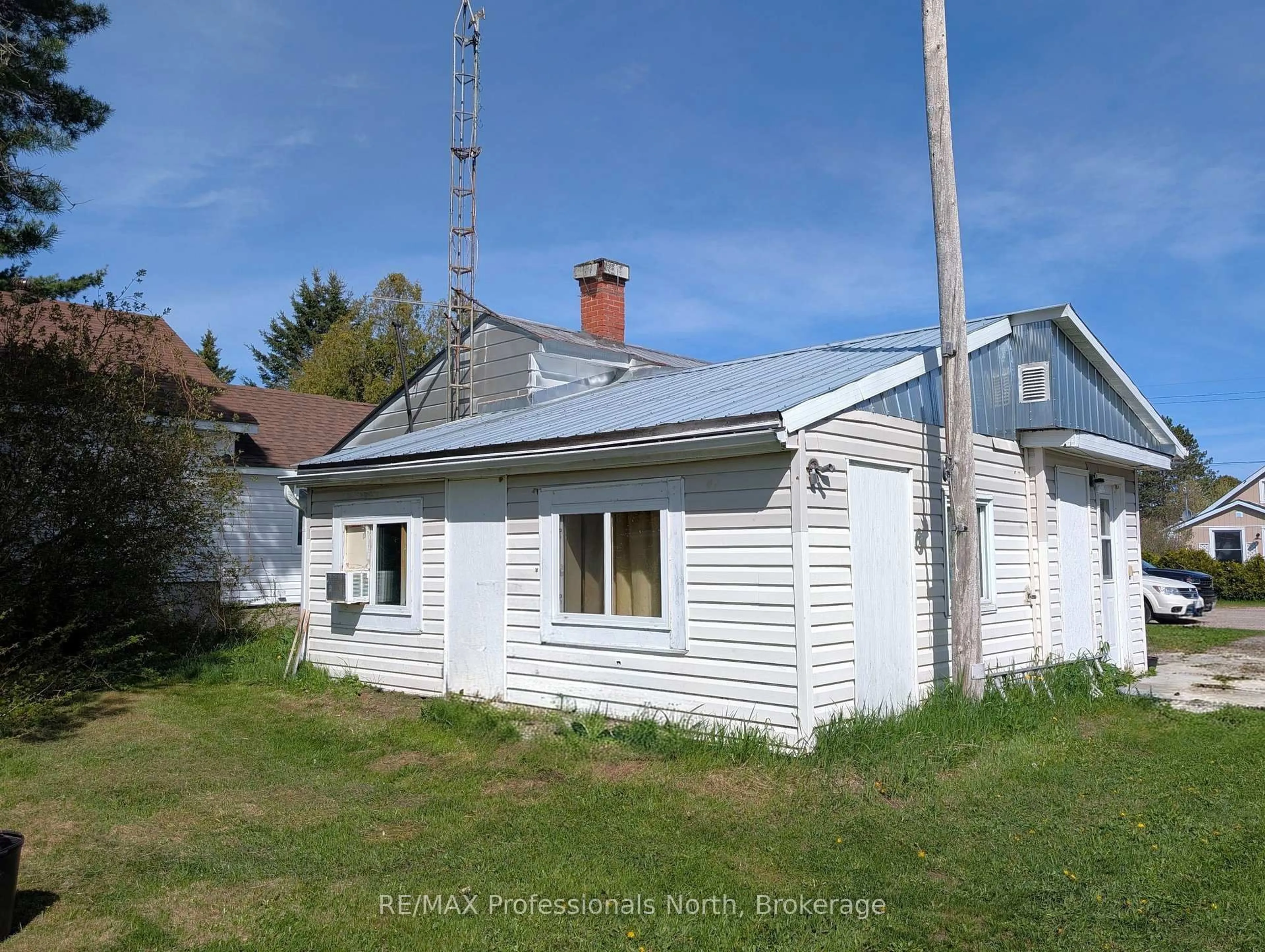 A pic from outside/outdoor area/front of a property/back of a property/a pic from drone, building for 61 RIVERSIDE Ave, South River Ontario P0A 1X0