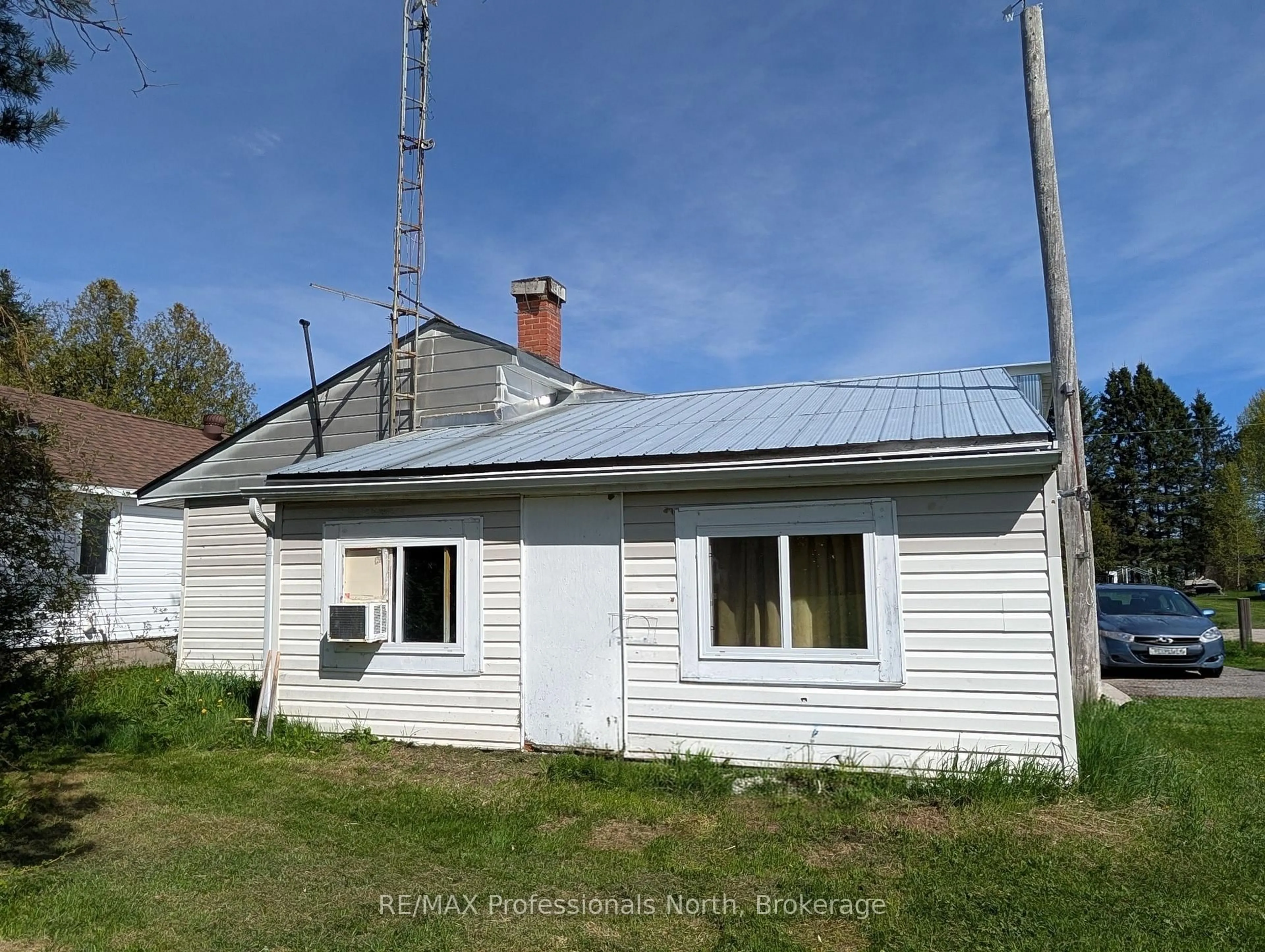 A pic from outside/outdoor area/front of a property/back of a property/a pic from drone, building for 61 RIVERSIDE Ave, South River Ontario P0A 1X0