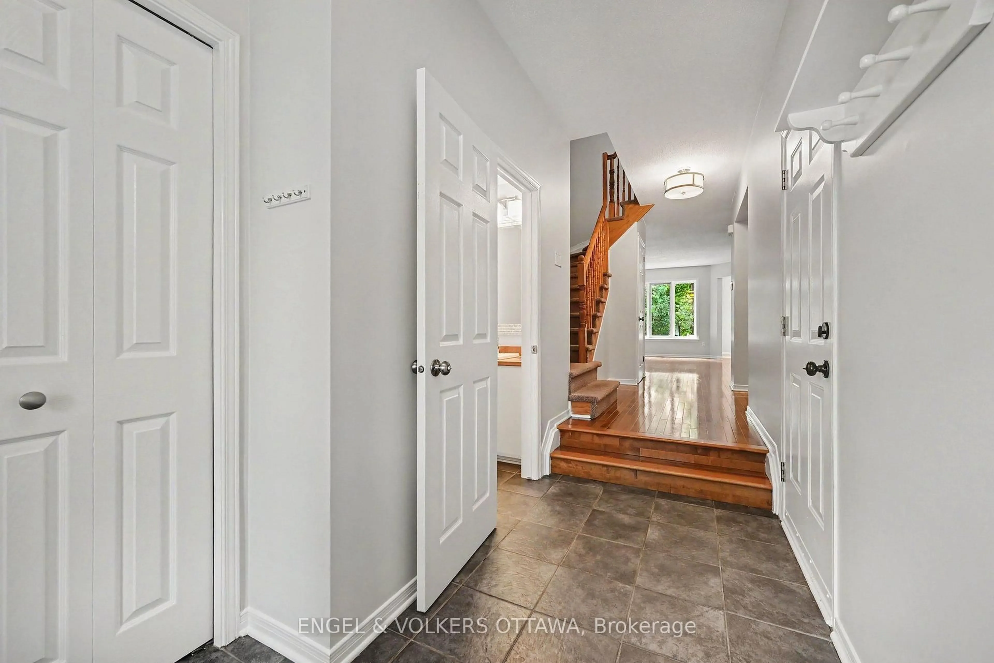 Indoor entryway for 101 Margrave Ave, Ottawa Ontario K1T 3Y1