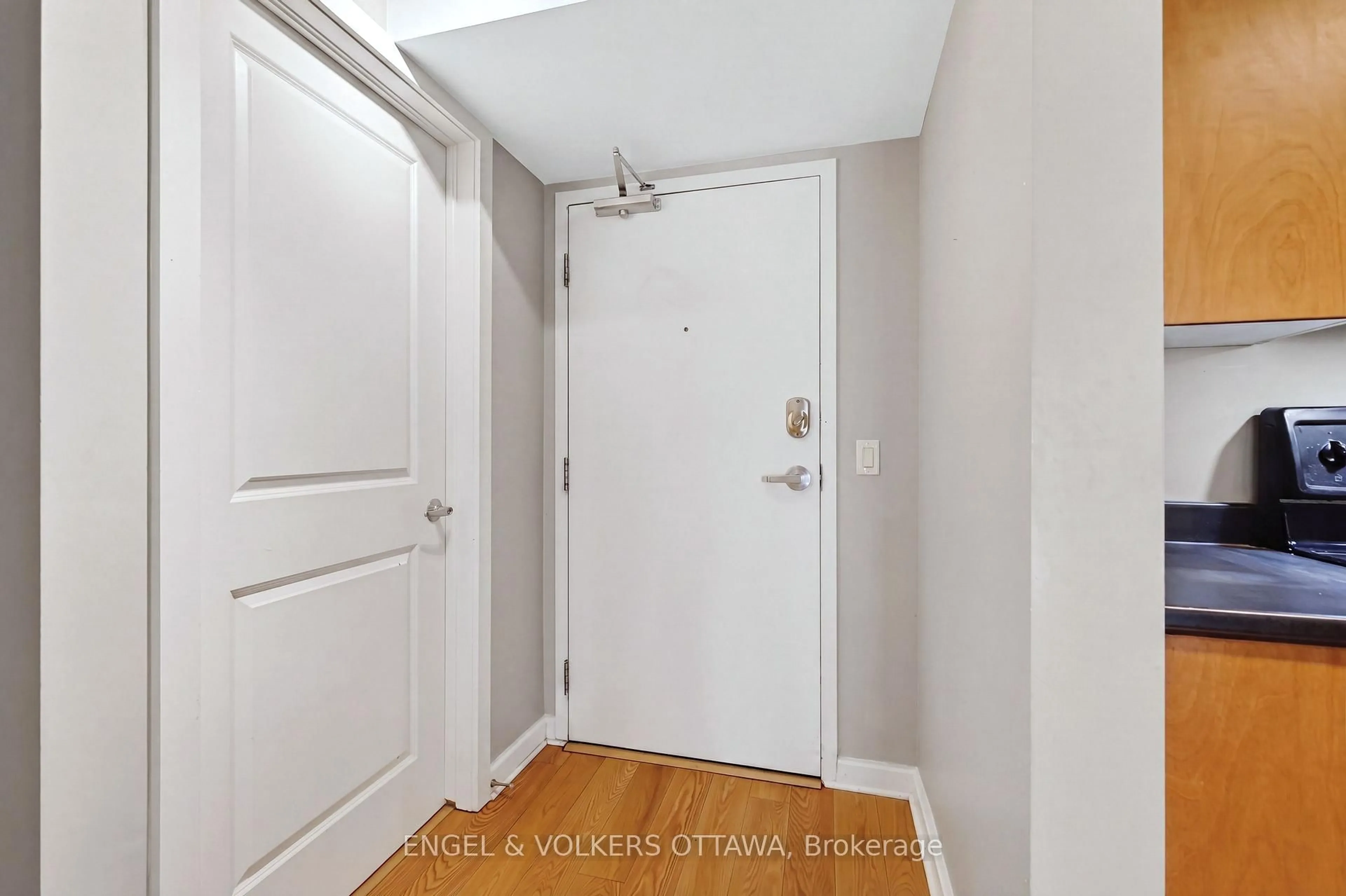 Indoor entryway for 138 Somerset St #604, Ottawa Ontario K2P 0A3