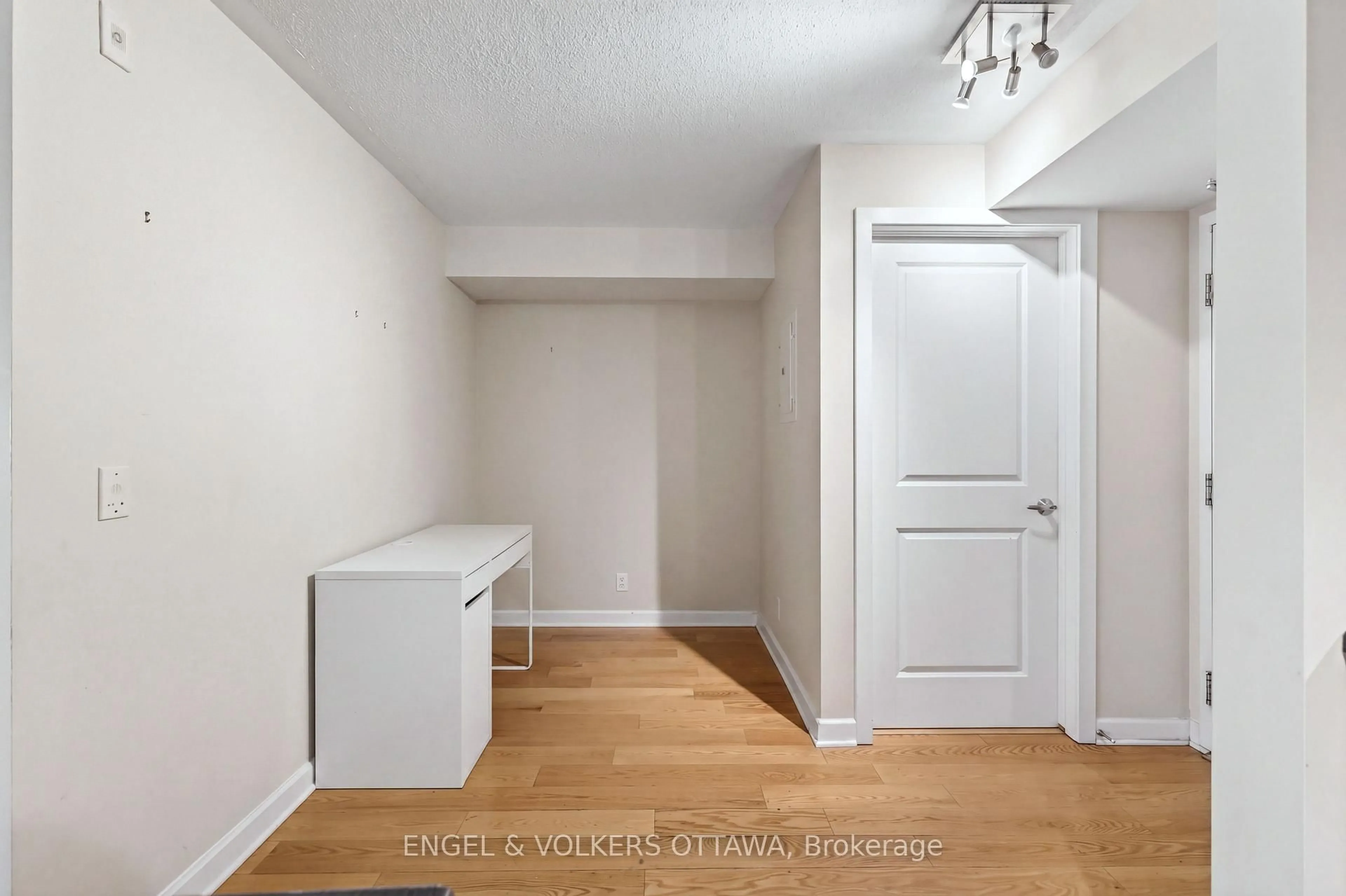 Indoor entryway for 138 Somerset St #604, Ottawa Ontario K2P 0A3