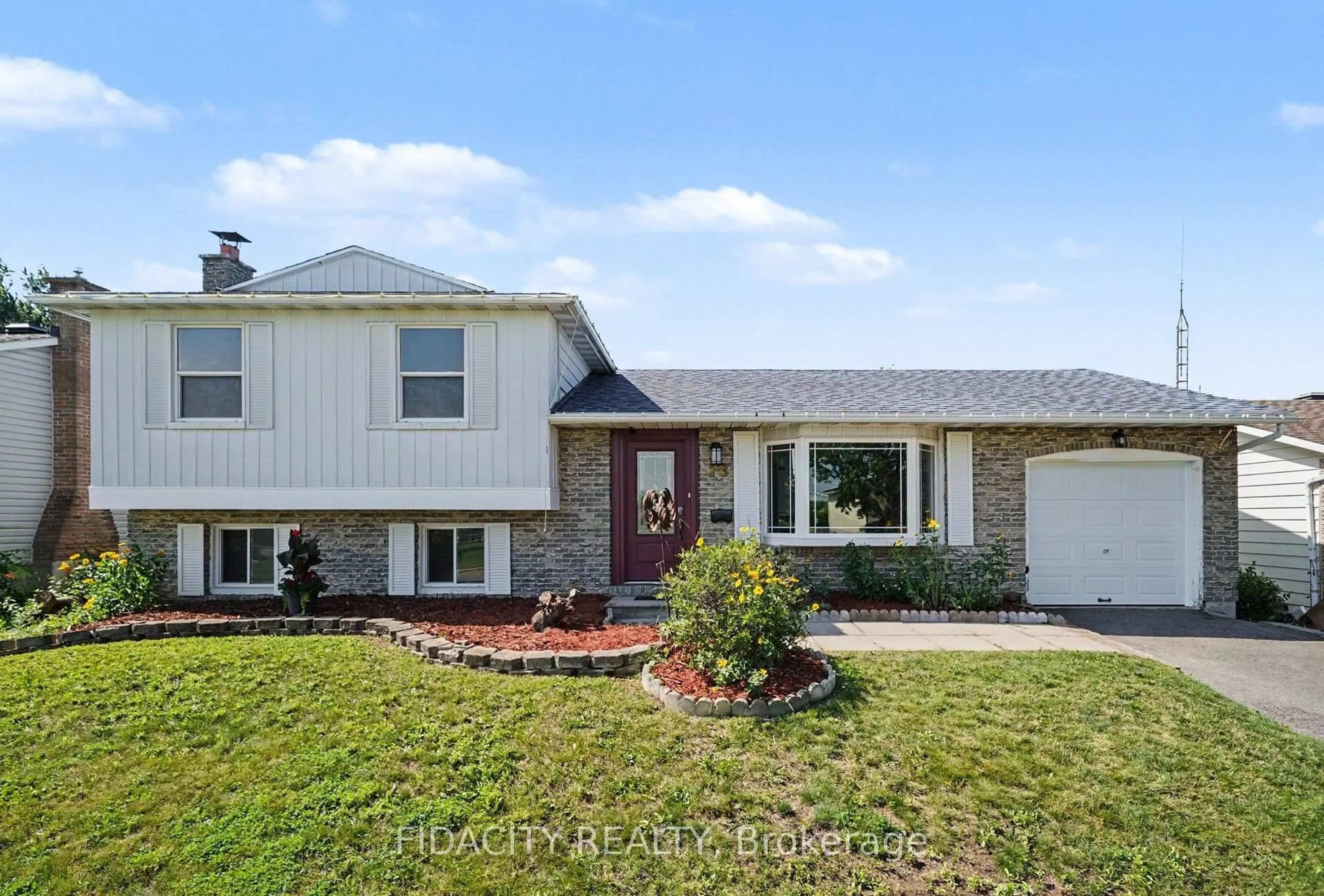 Home with vinyl exterior material, street for 18 Ross St, Smiths Falls Ontario K7A 4V6