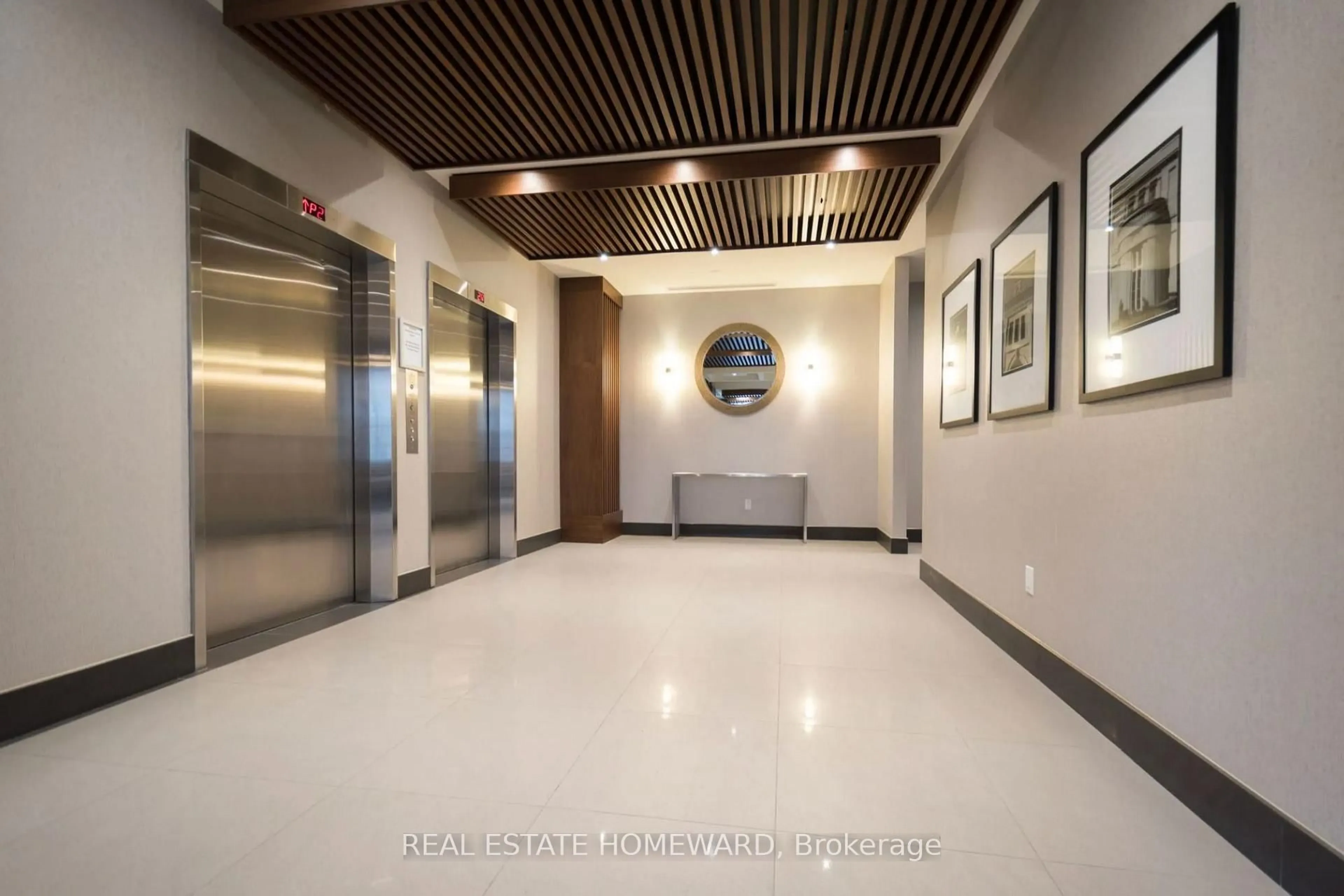 Indoor foyer for 150 Main St #312, Hamilton Ontario L8P 1H8