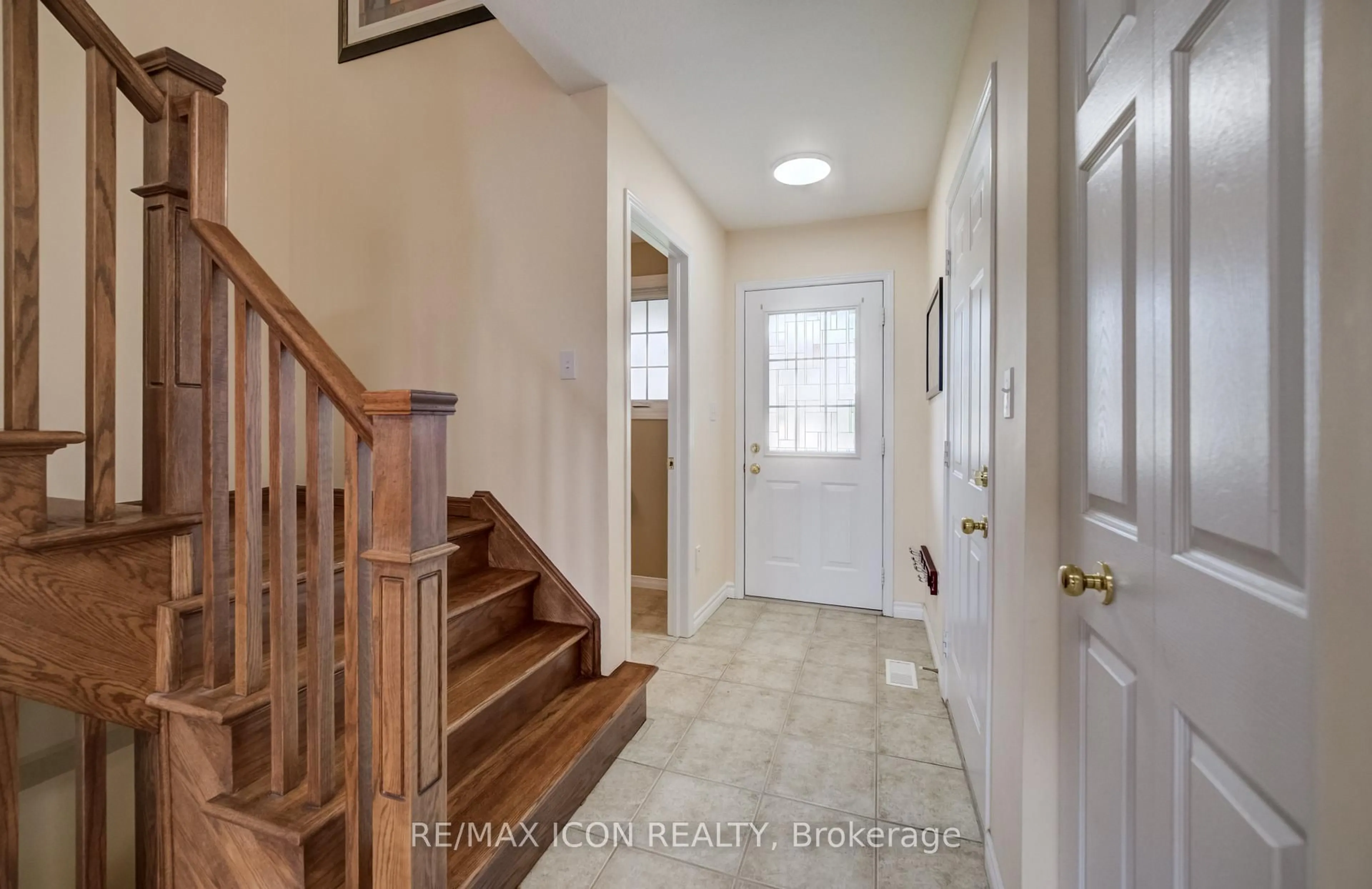 Indoor entryway for 124 Prosperity Dr, Kitchener Ontario N2E 4E8