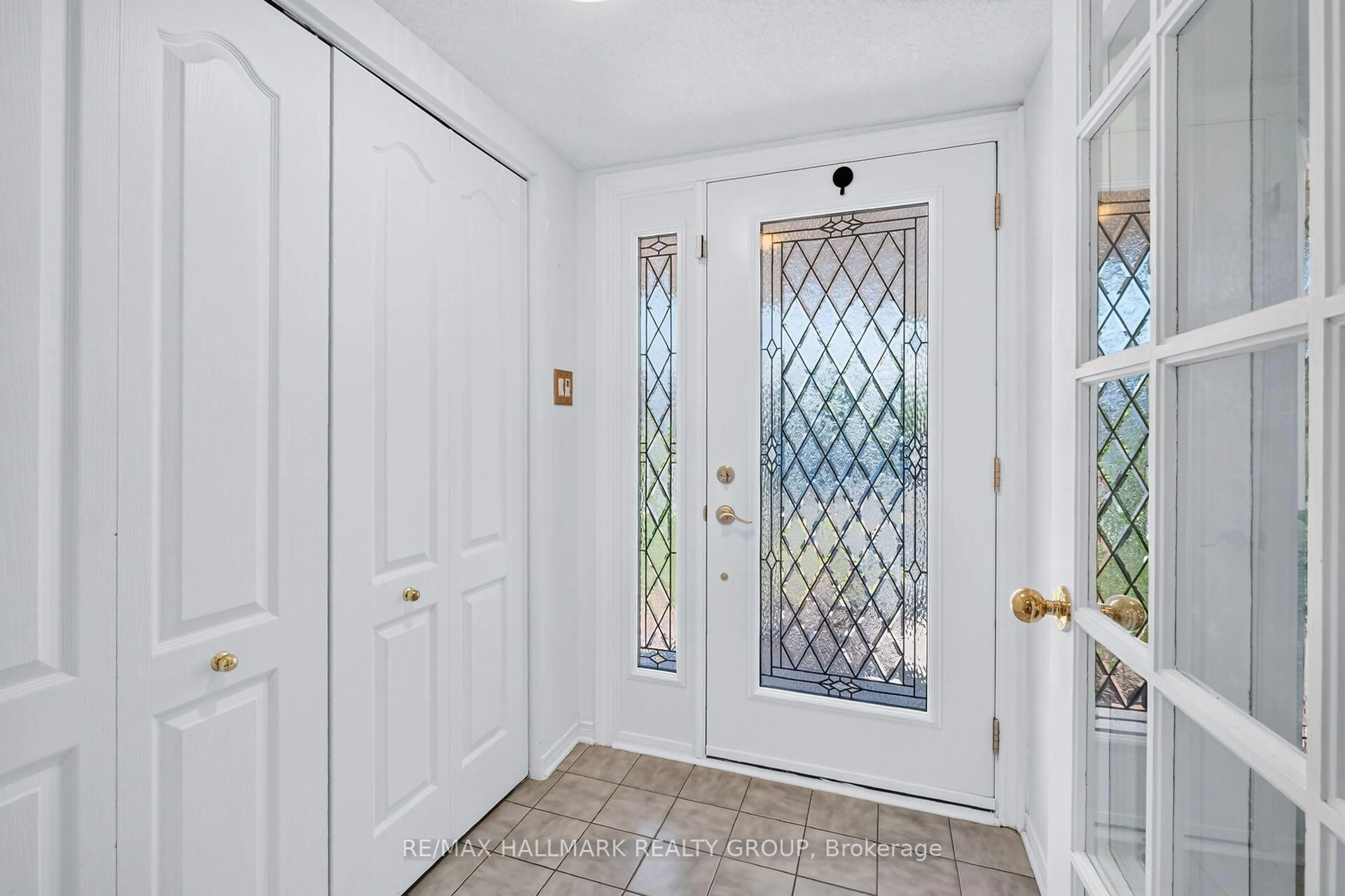 Indoor entryway for 6117 Silverbirch St, Ottawa Ontario K1W 1C4