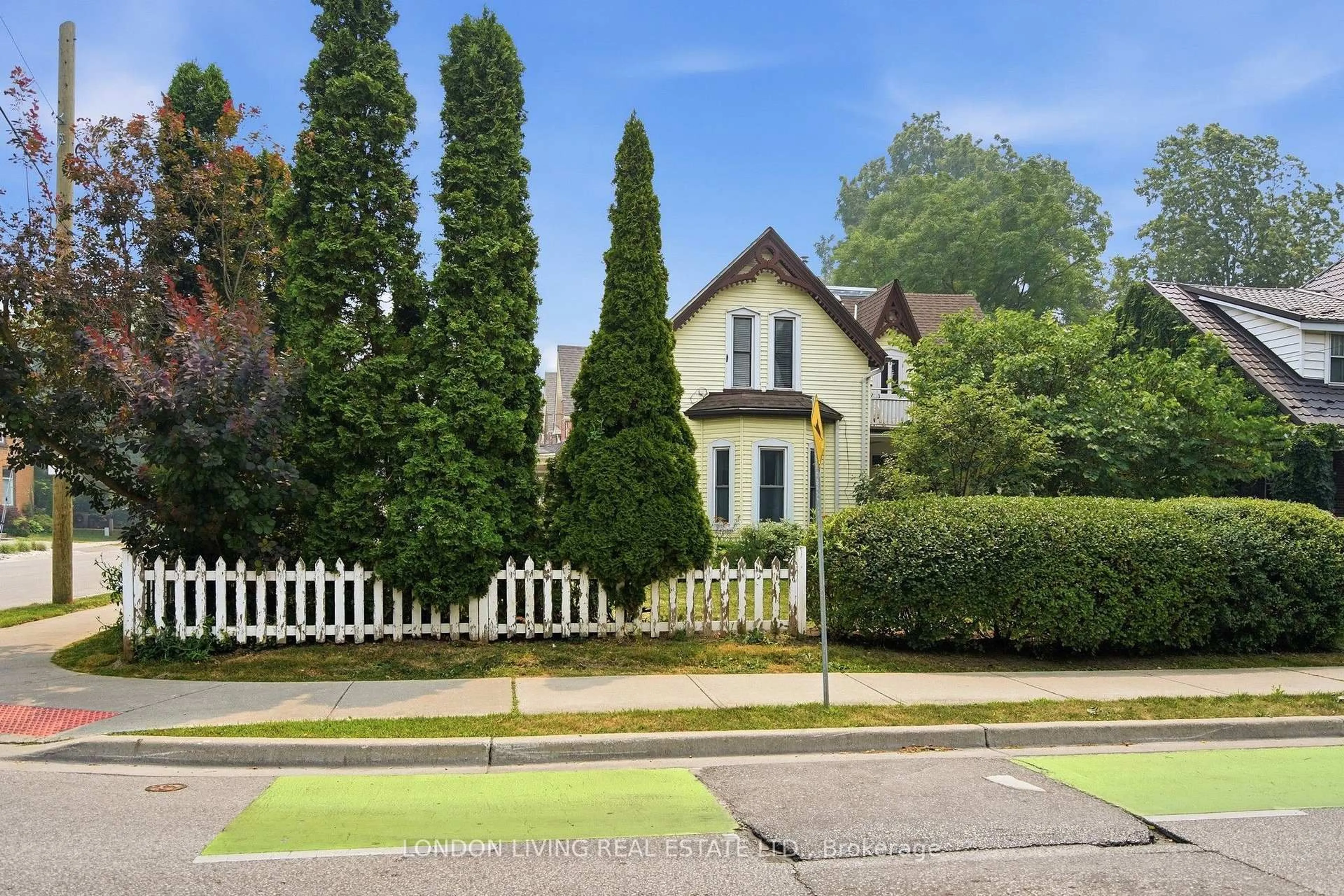 A pic from outside/outdoor area/front of a property/back of a property/a pic from drone, street for 5 Edward St, London South Ontario N6C 3G9