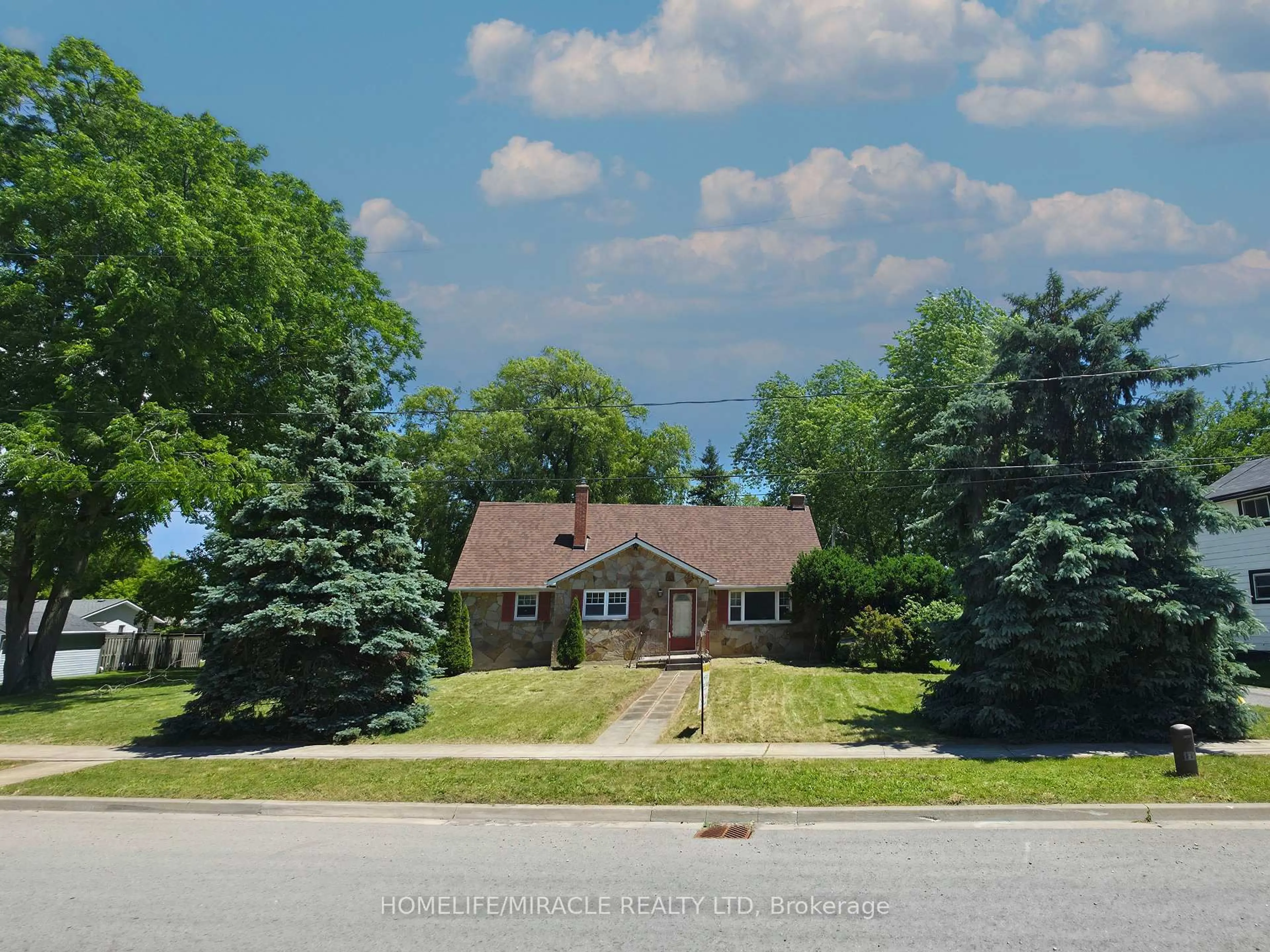 A pic from outside/outdoor area/front of a property/back of a property/a pic from drone, street for 17 Goderich St, Fort Erie Ontario L2A 3M3