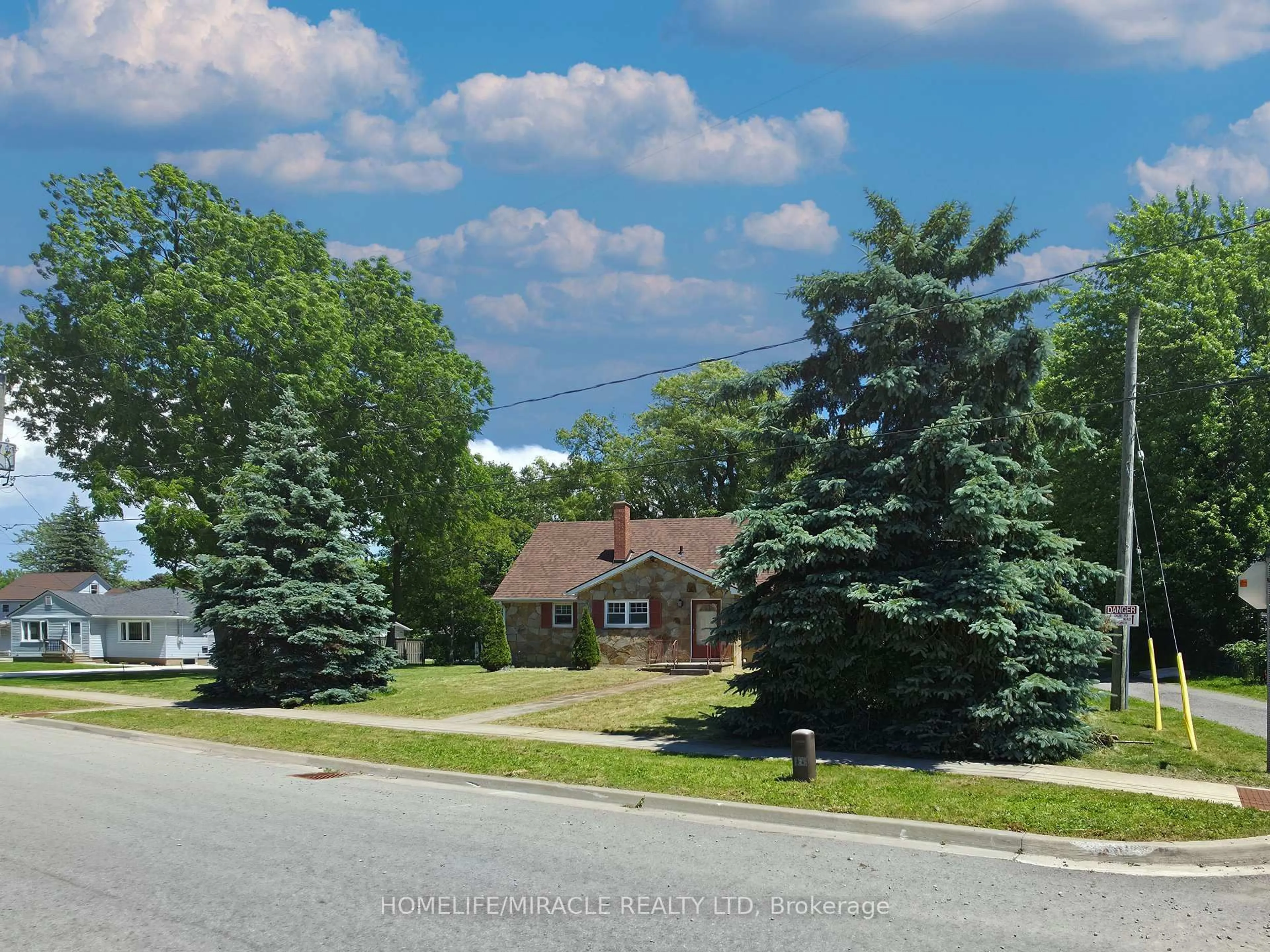 A pic from outside/outdoor area/front of a property/back of a property/a pic from drone, street for 17 Goderich St, Fort Erie Ontario L2A 3M3