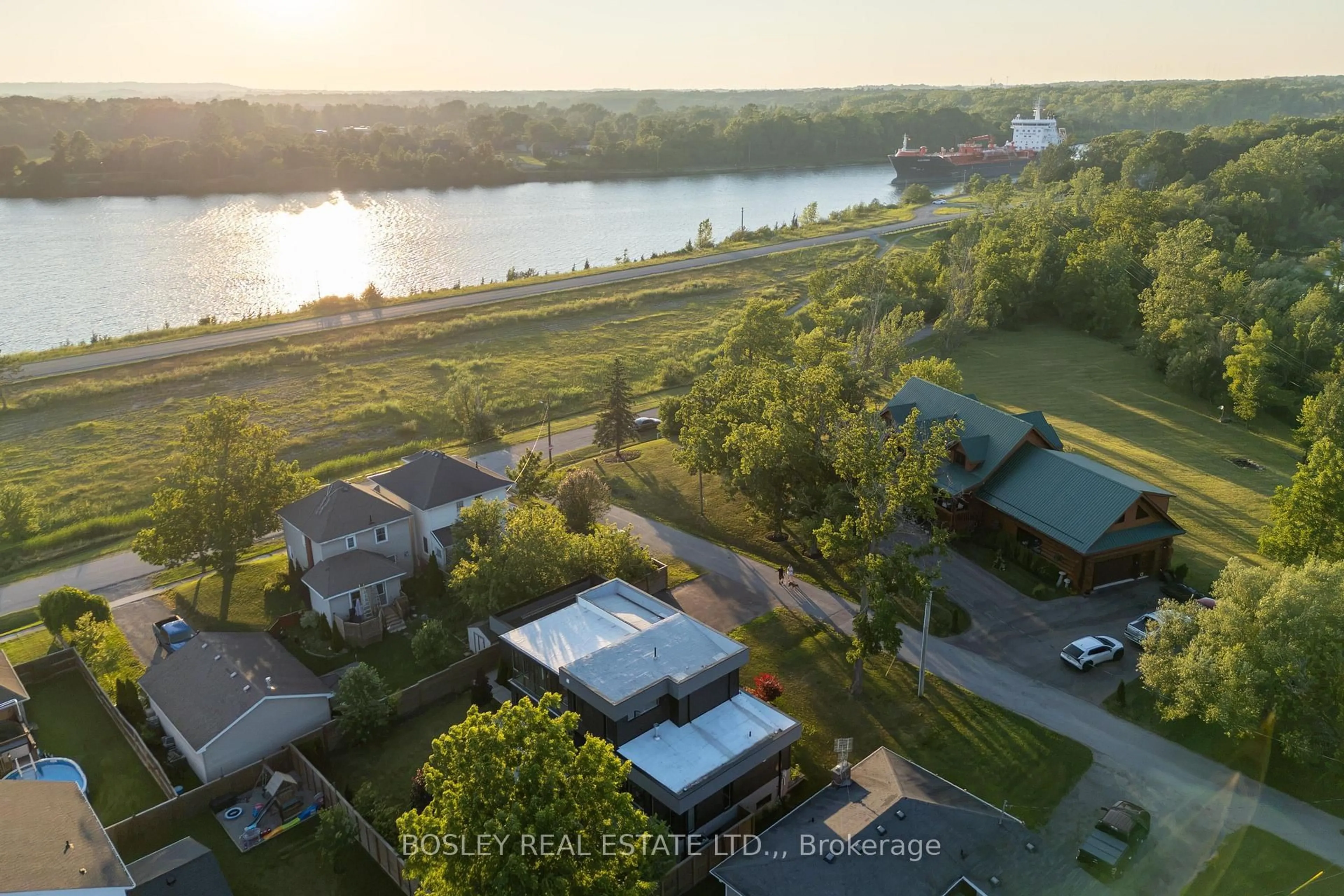 A pic from outside/outdoor area/front of a property/back of a property/a pic from drone, water/lake/river/ocean view for 29 Rosedale Ave, Thorold Ontario L0S 1K0