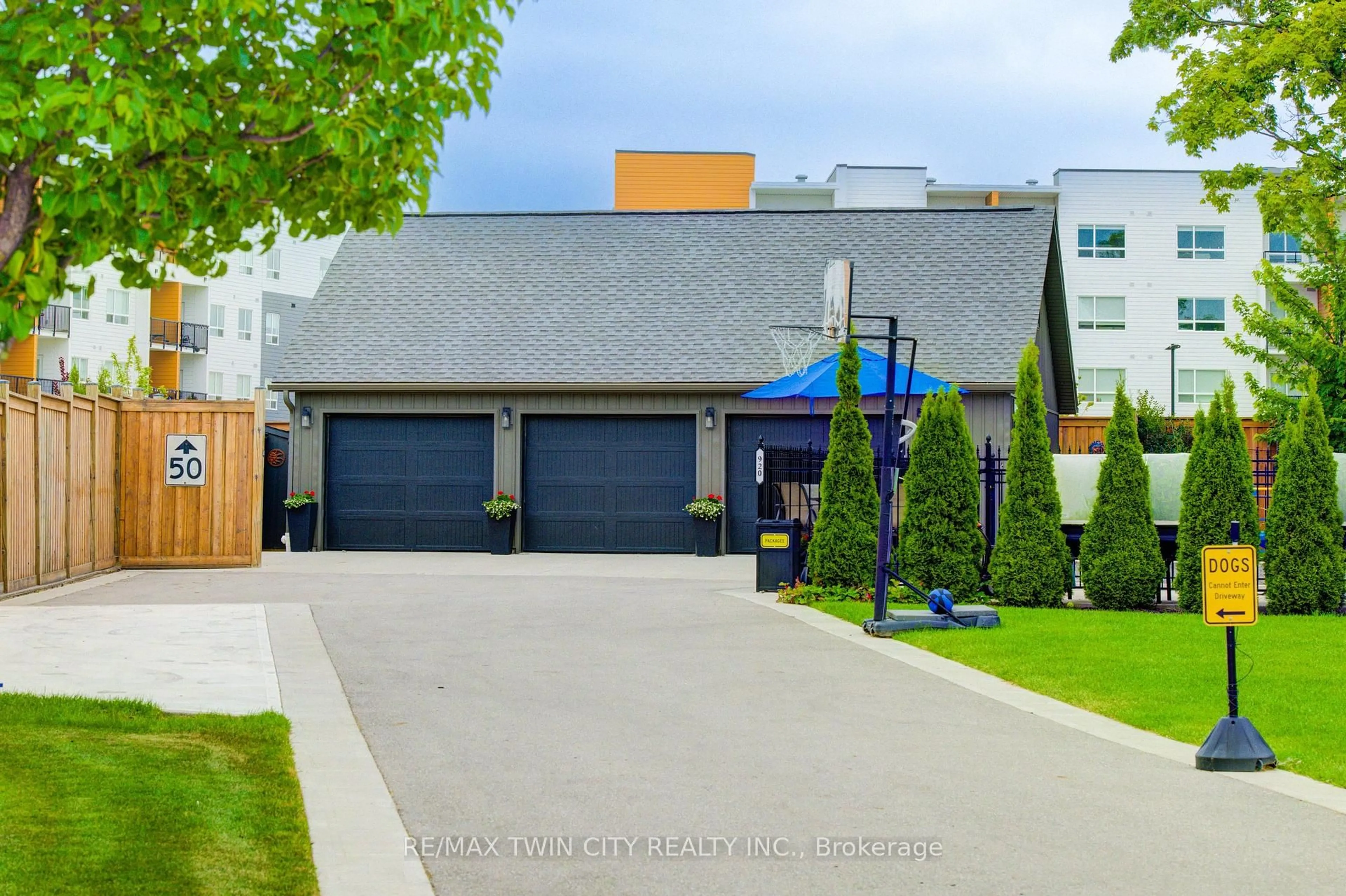 Indoor garage for 920 Orr Crt, Kitchener Ontario N2R 1R4