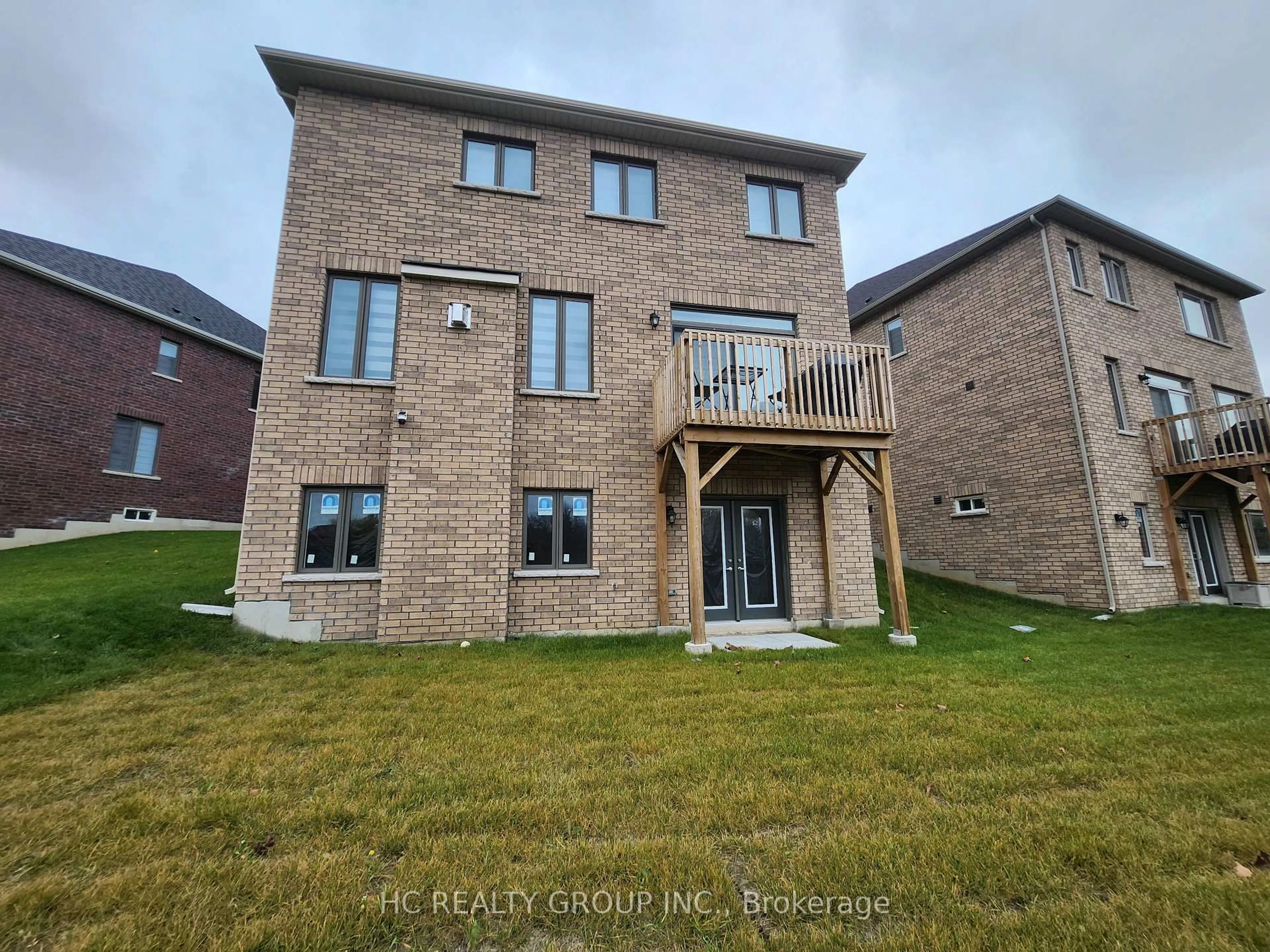 A pic from outside/outdoor area/front of a property/back of a property/a pic from drone, building for 23 Lumb Dr, Cambridge Ontario N1T 0E7