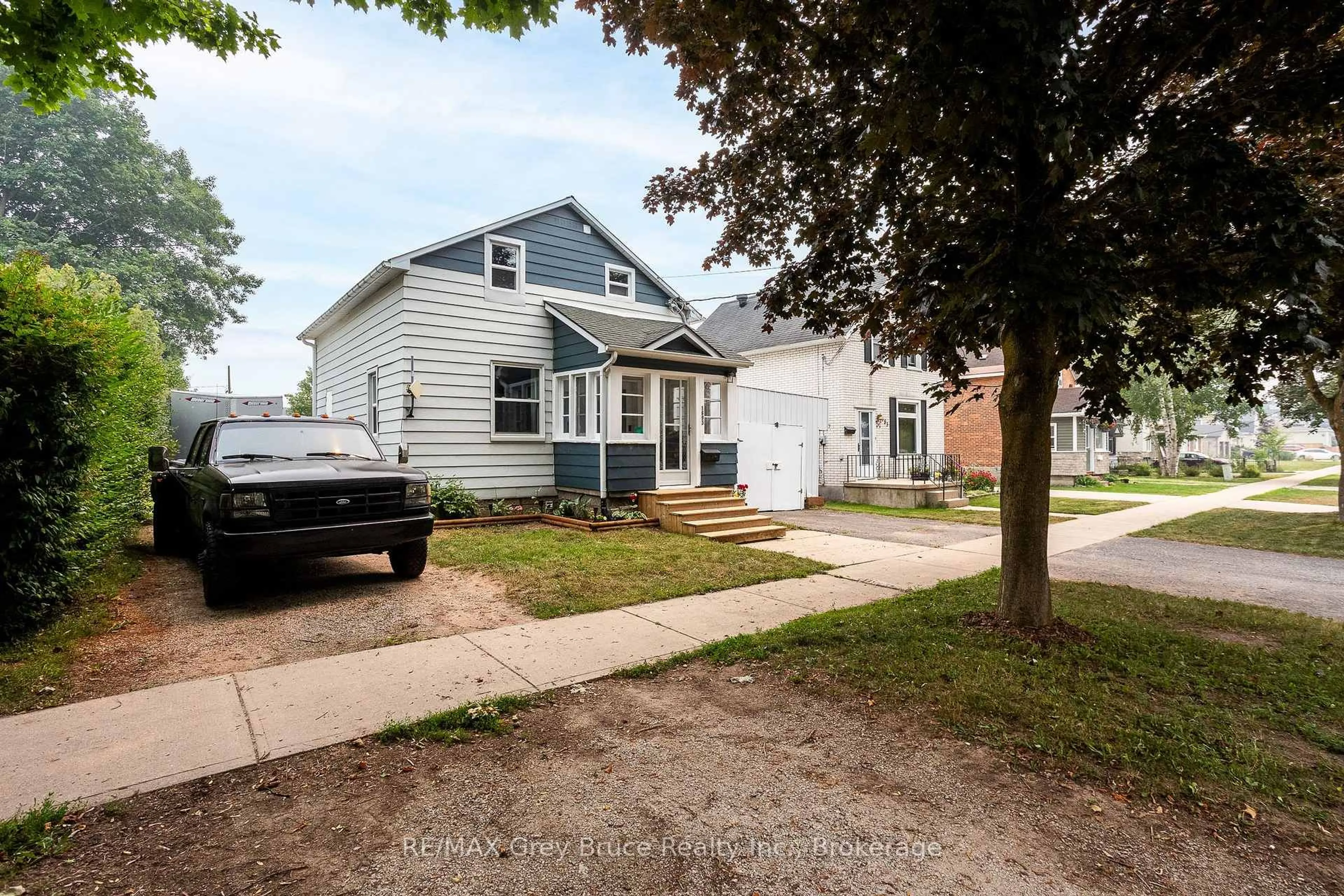 Home with vinyl exterior material, street for 1693 8th Ave, Owen Sound Ontario N4K 3B8