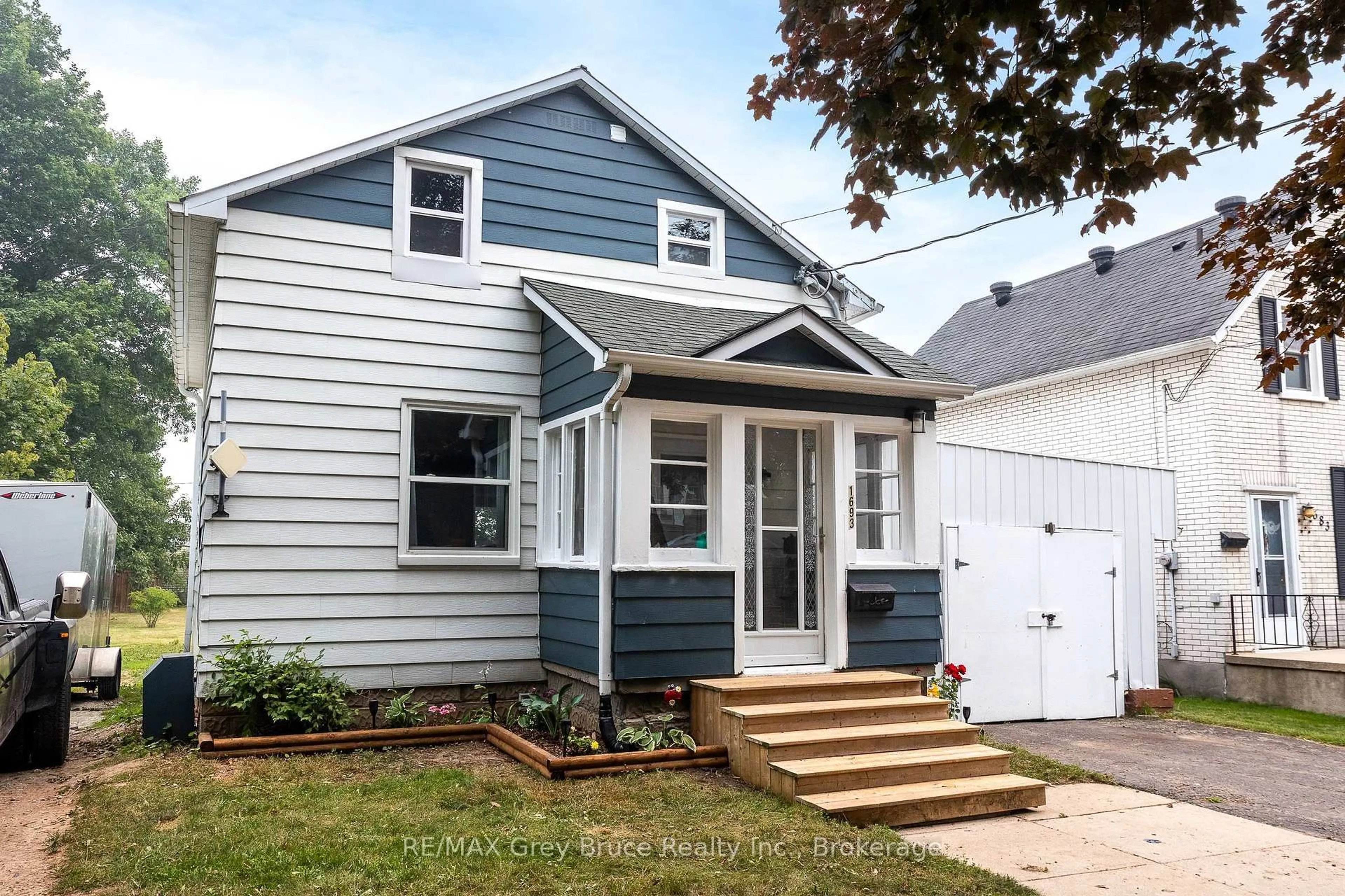 Home with vinyl exterior material, street for 1693 8th Ave, Owen Sound Ontario N4K 3B8