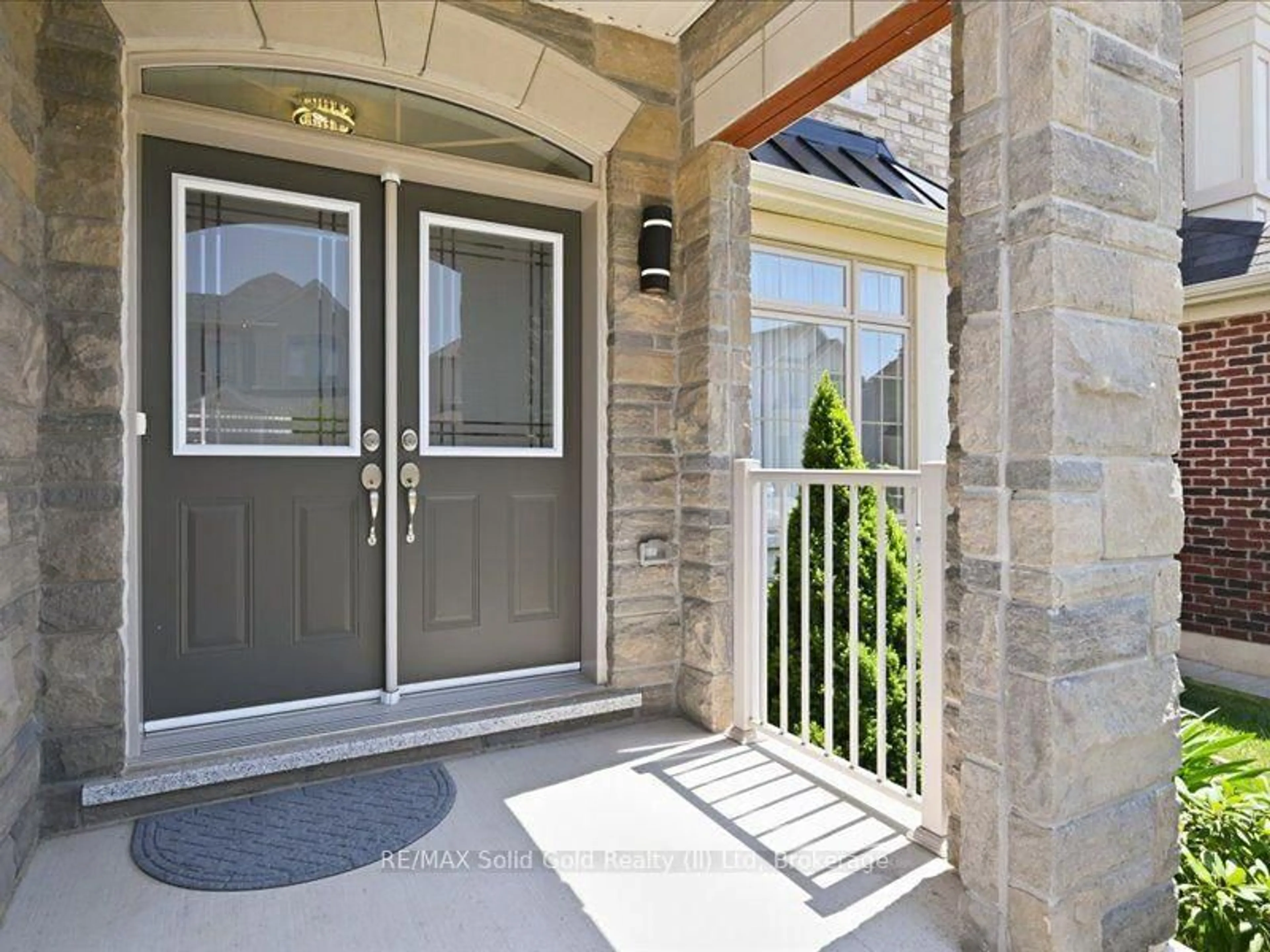 Indoor entryway for 39 Avanti Cres, Hamilton Ontario L8B 1W7