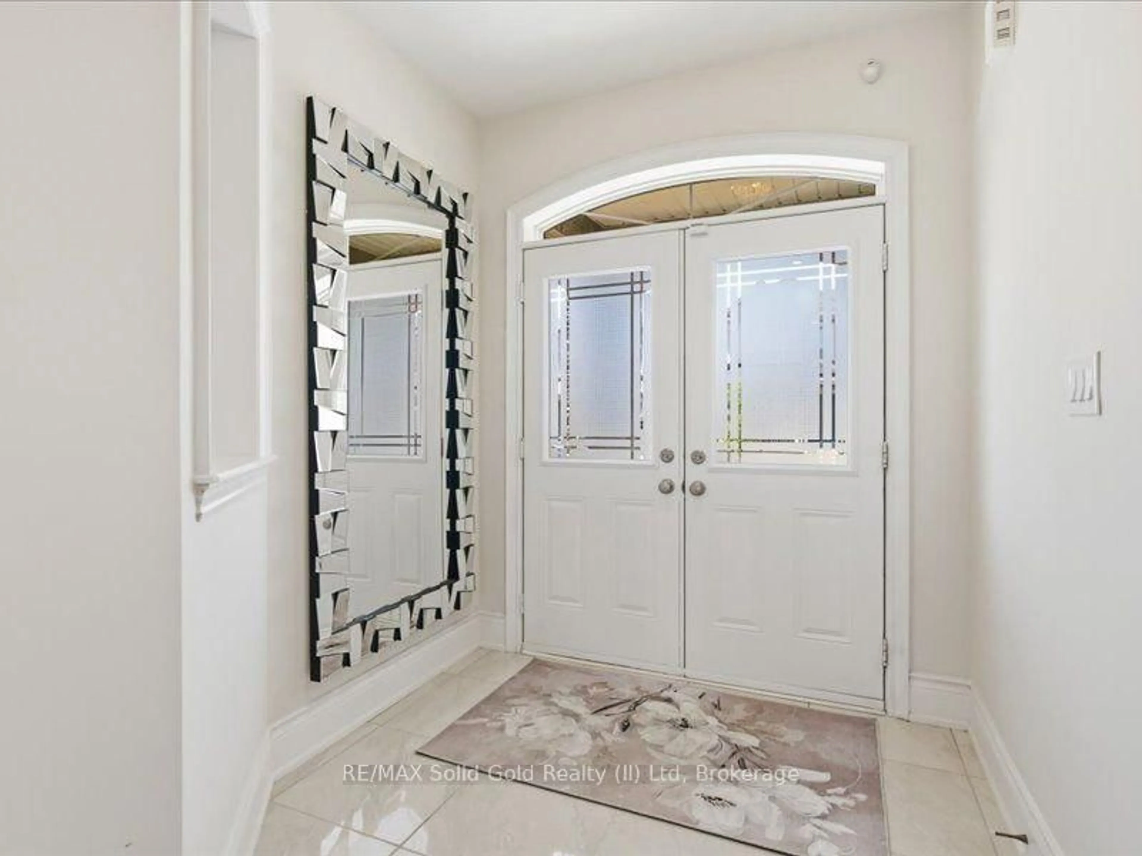 Indoor entryway for 39 Avanti Cres, Hamilton Ontario L8B 1W7