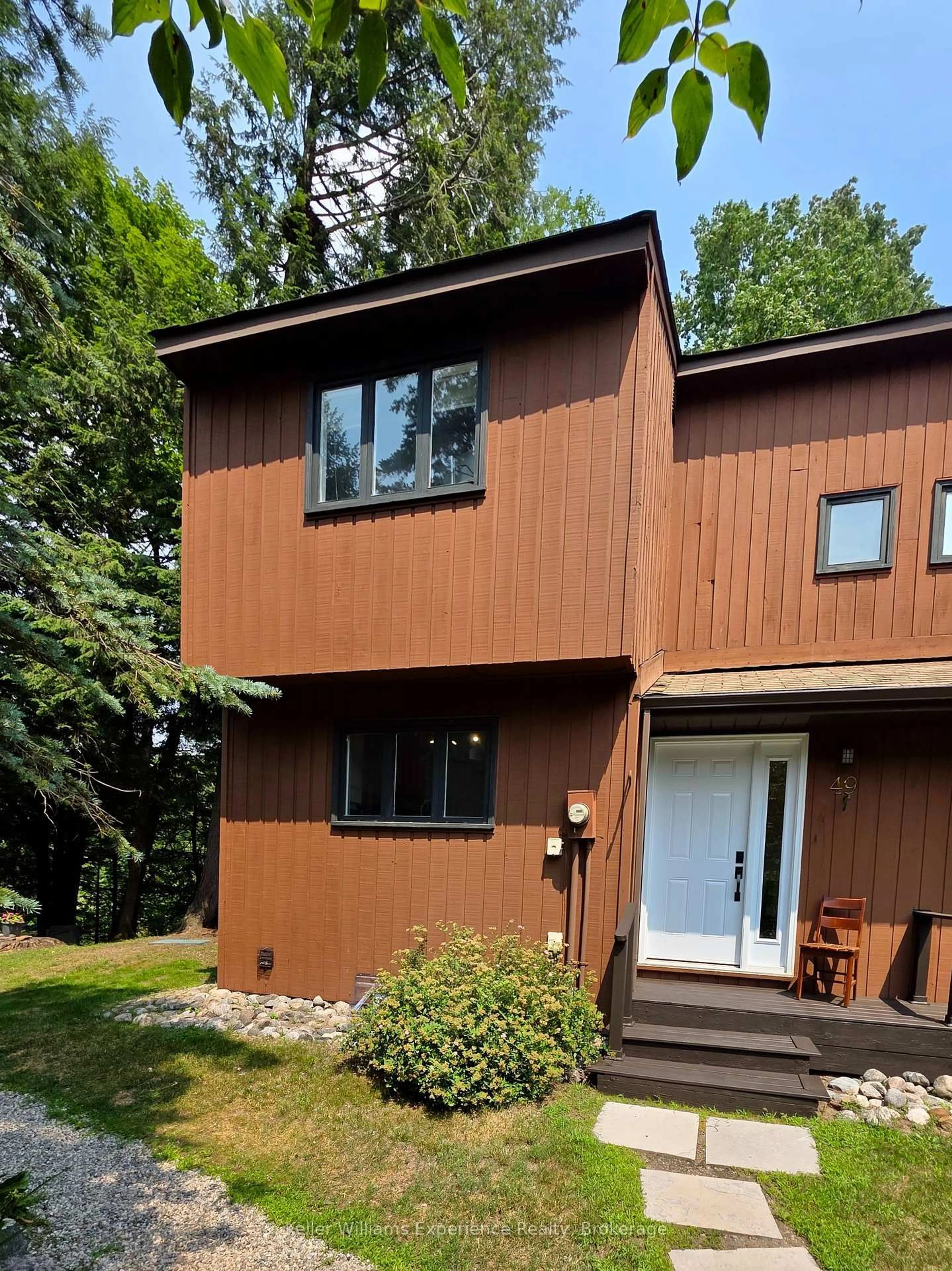 Home with vinyl exterior material, street for 49 Southbank Dr #10, Bracebridge Ontario P1L 1G2