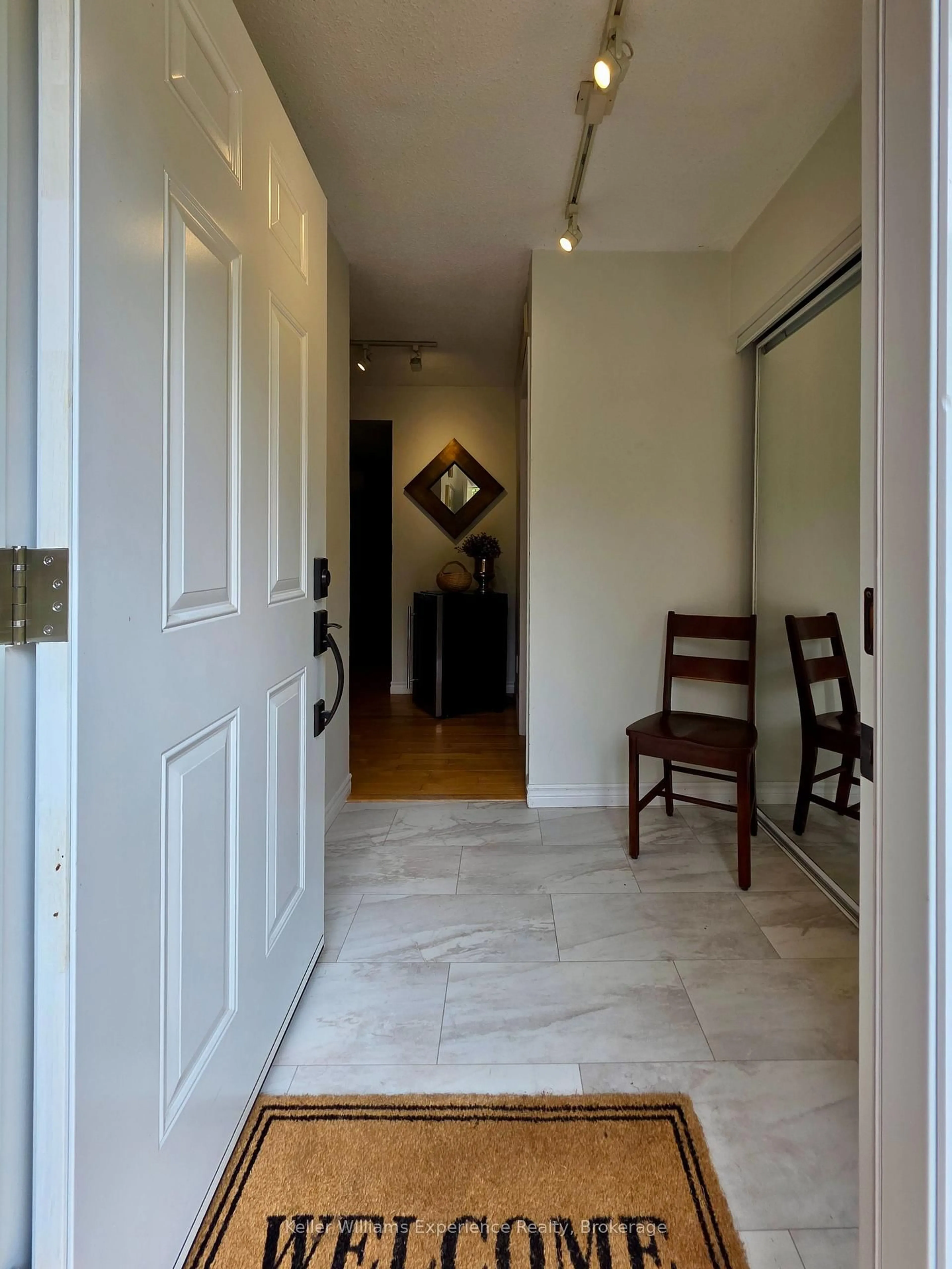 Indoor entryway for 49 Southbank Dr #10, Bracebridge Ontario P1L 1G2