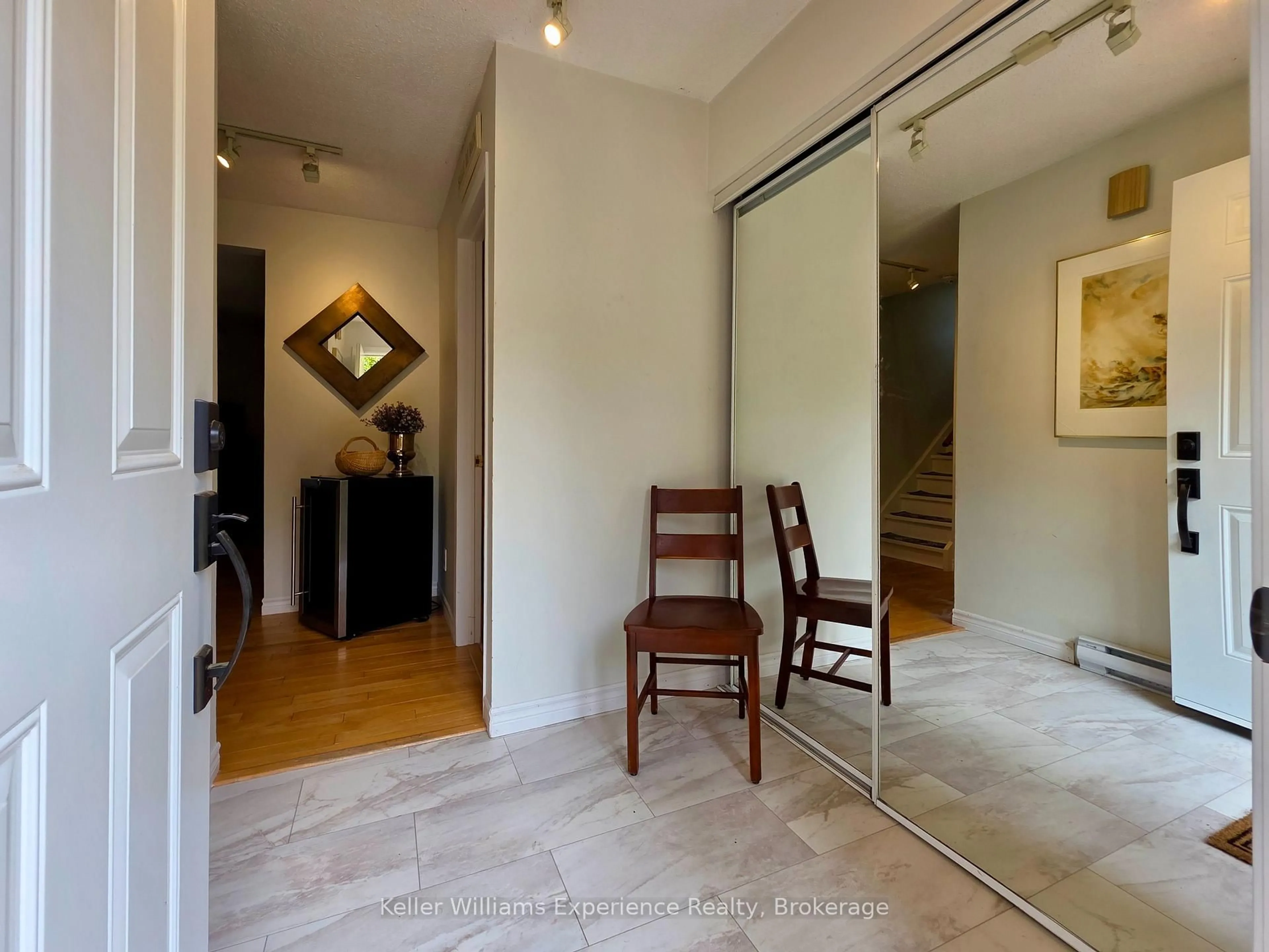Indoor foyer for 49 Southbank Dr #10, Bracebridge Ontario P1L 1G2