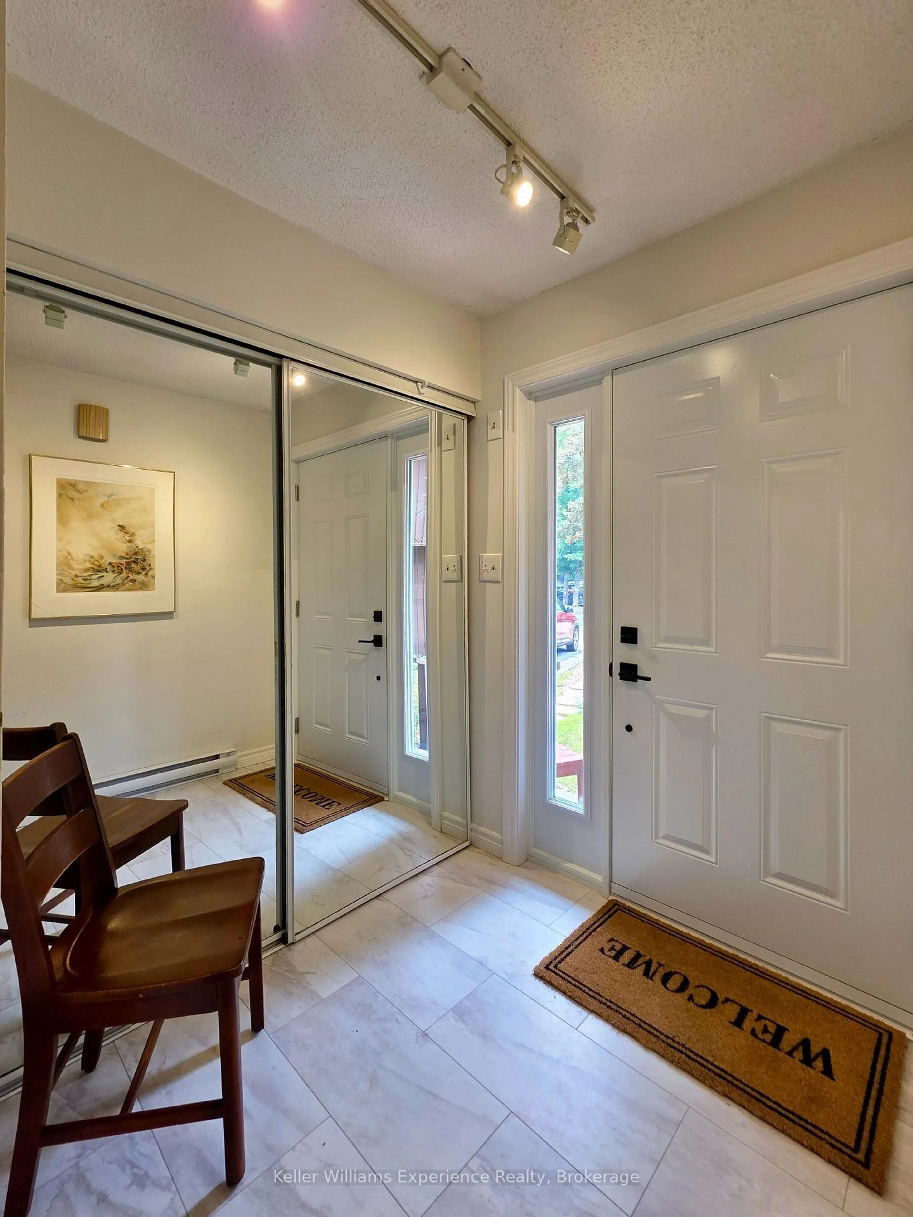 Indoor entryway for 49 Southbank Dr #10, Bracebridge Ontario P1L 1G2