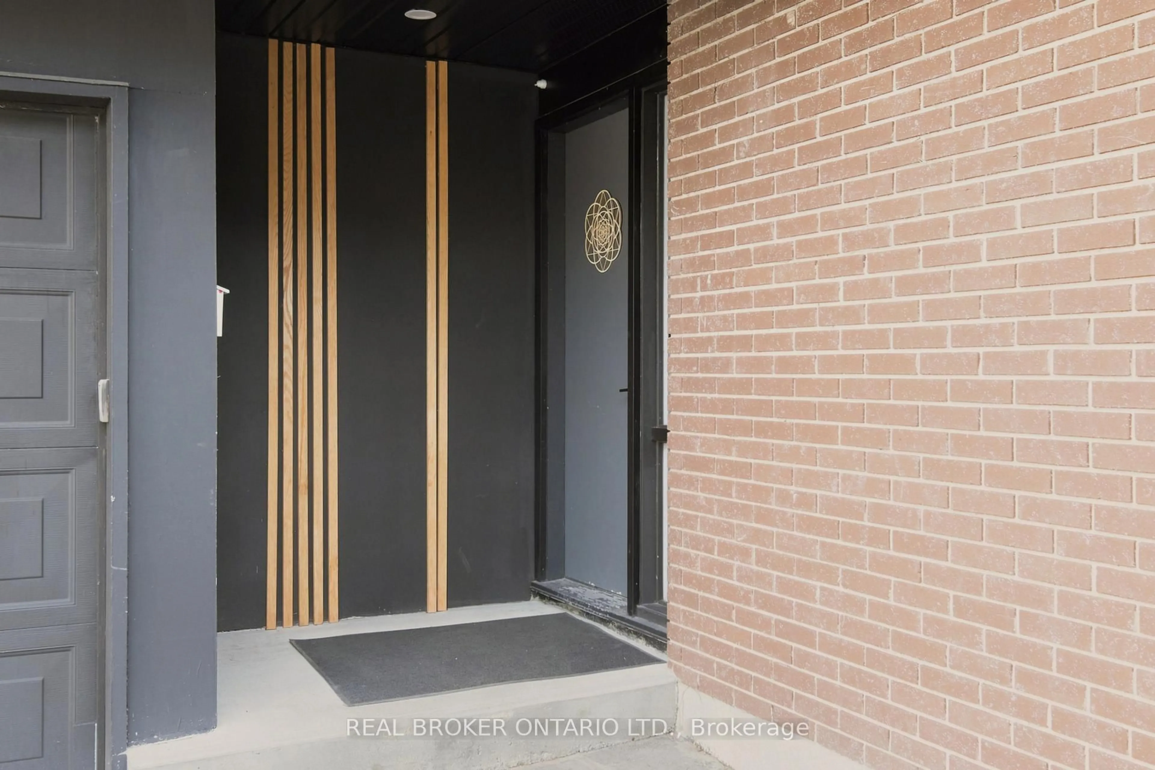 Indoor foyer for 2021 Woodglen Cres, Ottawa Ontario K1J 6G6