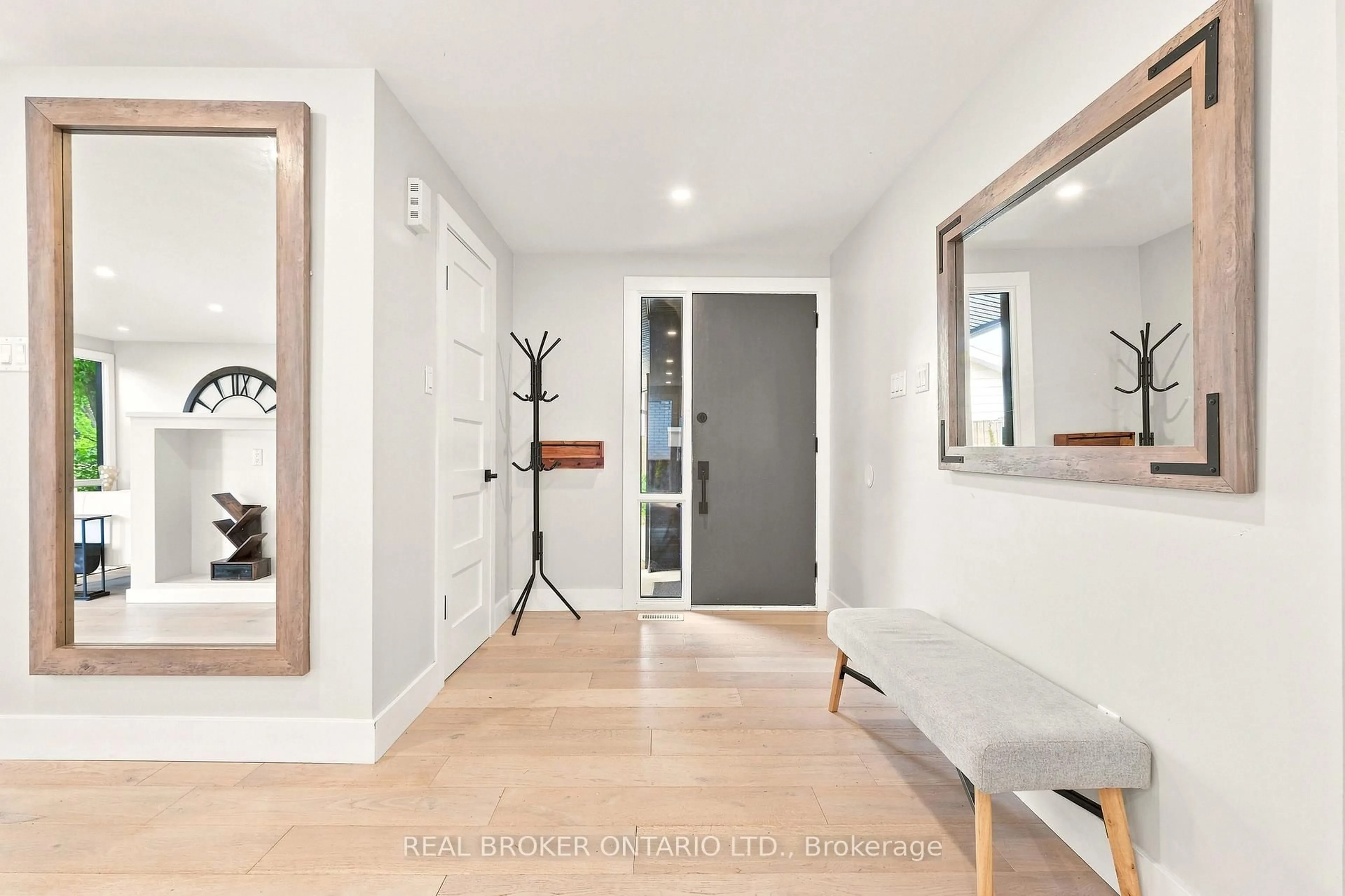 Indoor entryway for 2021 Woodglen Cres, Ottawa Ontario K1J 6G6