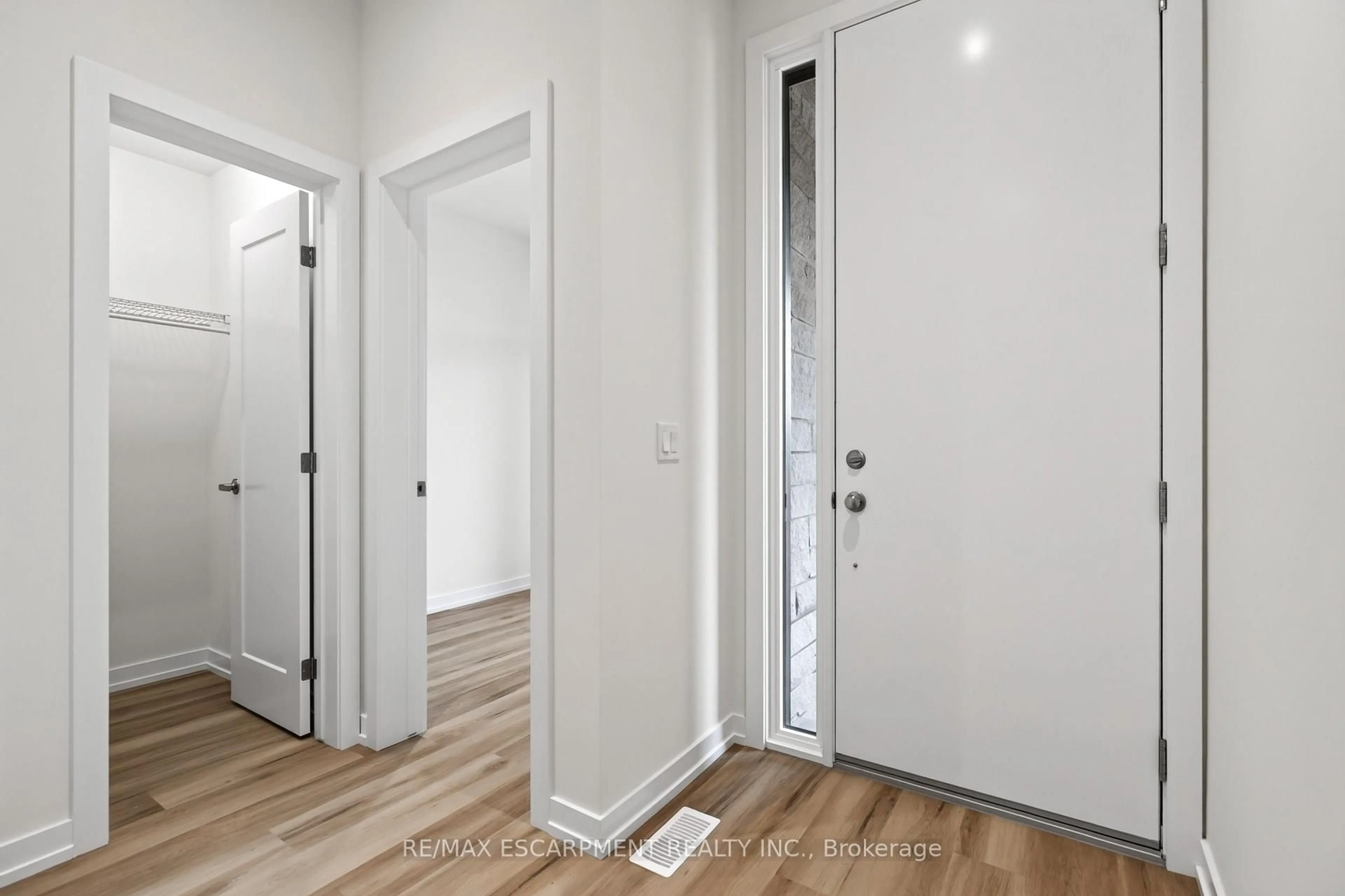 Indoor foyer for 88 Valley Trail Pl, Hamilton Ontario L8B 2A2