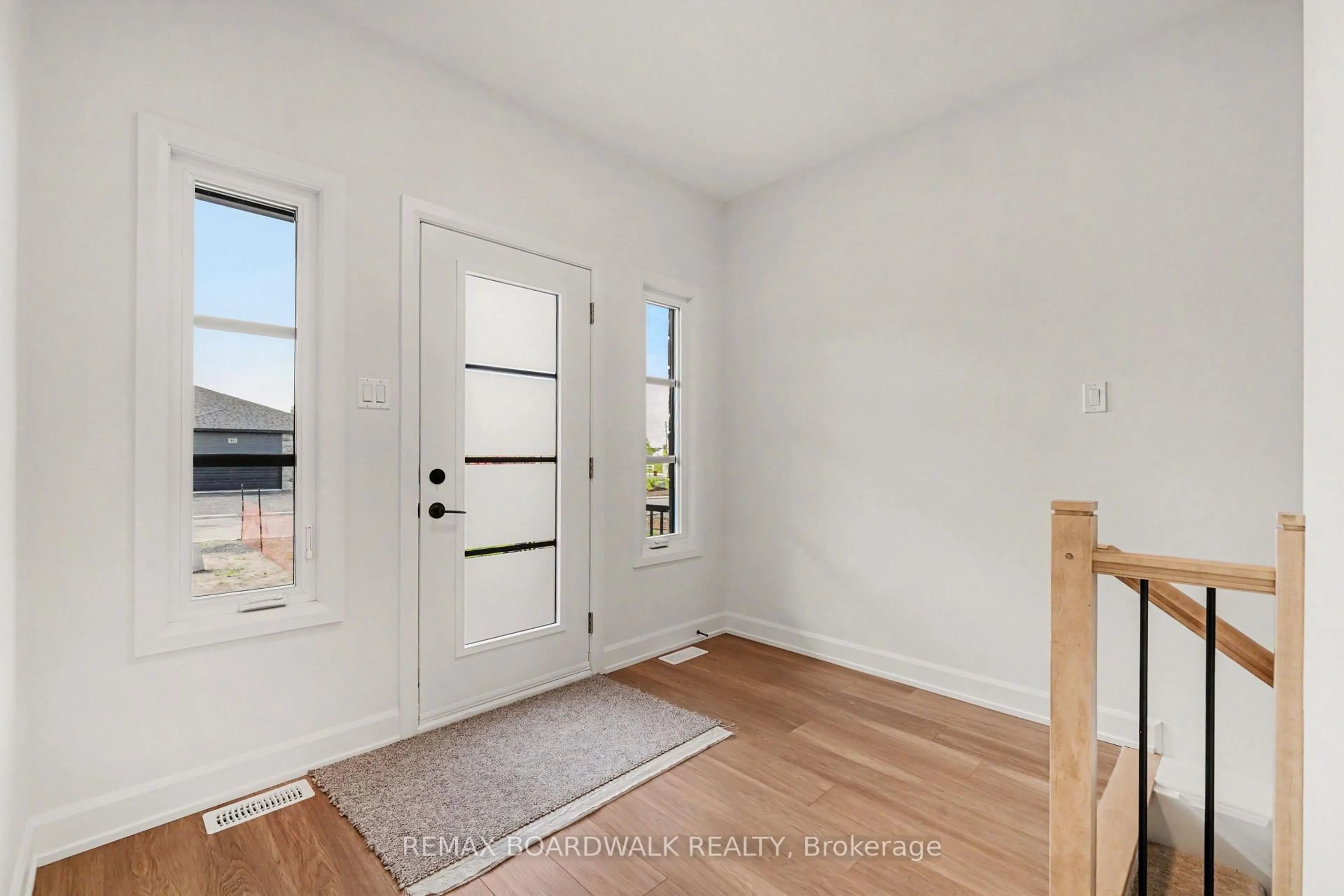 Indoor entryway for 107 Dove House Gdns, Russell Ontario K4R 1E5