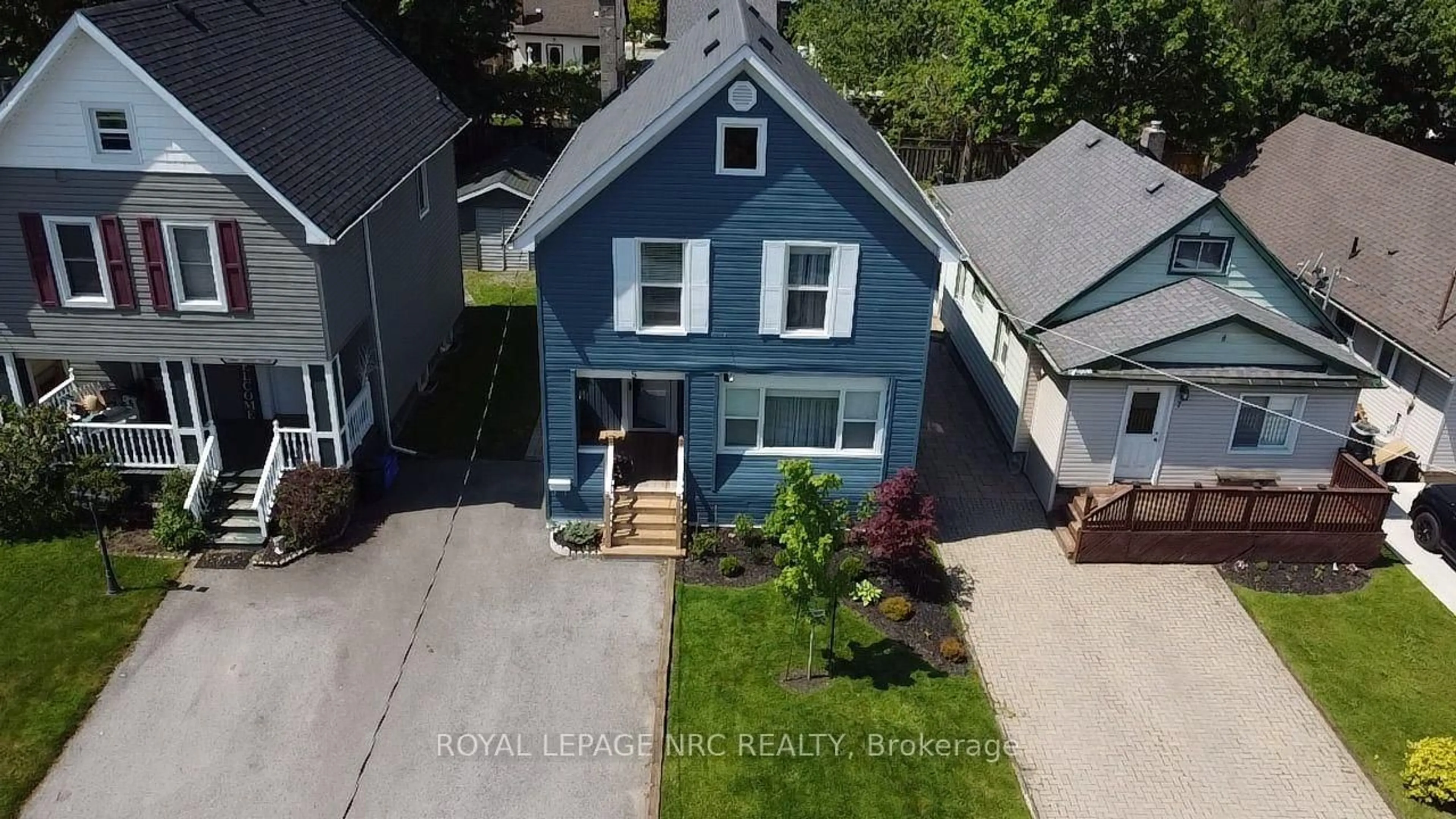 A pic from outside/outdoor area/front of a property/back of a property/a pic from drone, street for 5 Victoria St, St. Catharines Ontario L2S 2K8