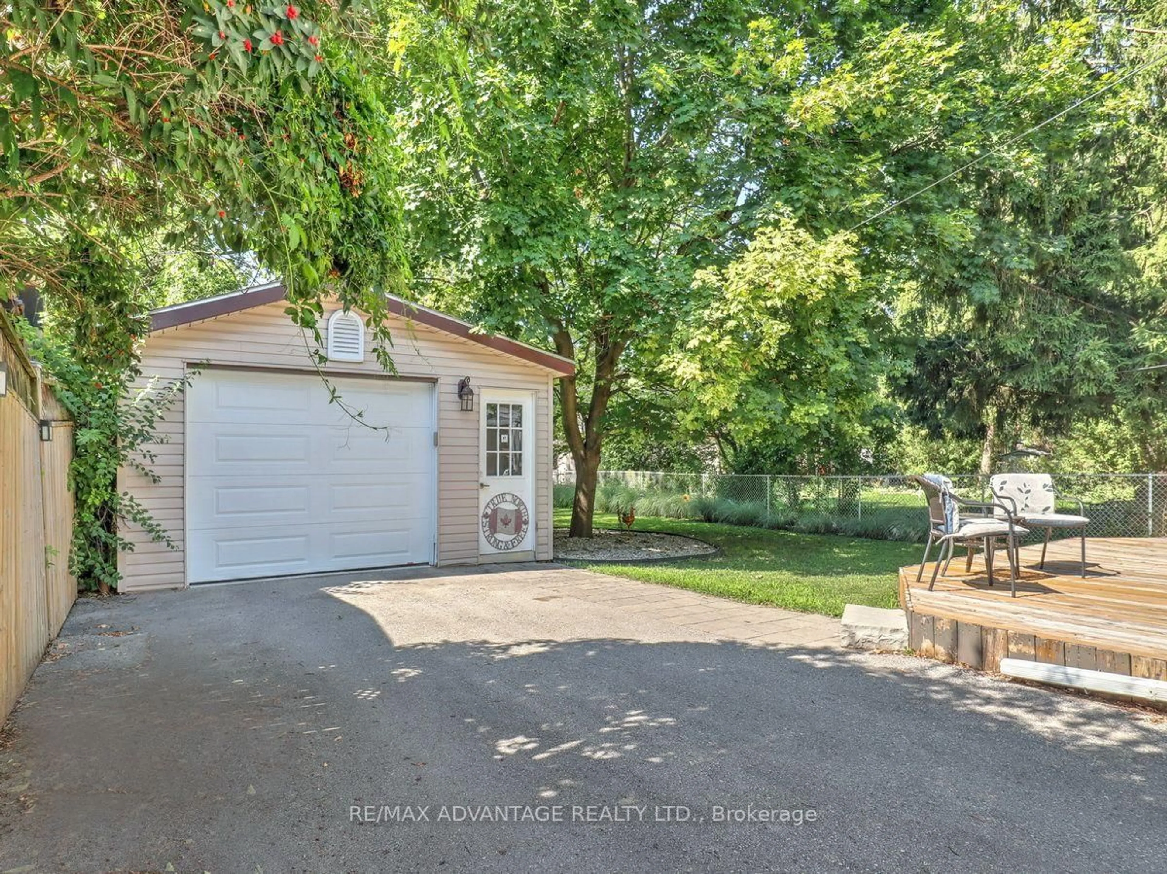 A pic from outside/outdoor area/front of a property/back of a property/a pic from drone, street for 1856 PARK Ave, London East Ontario N5W 2J8