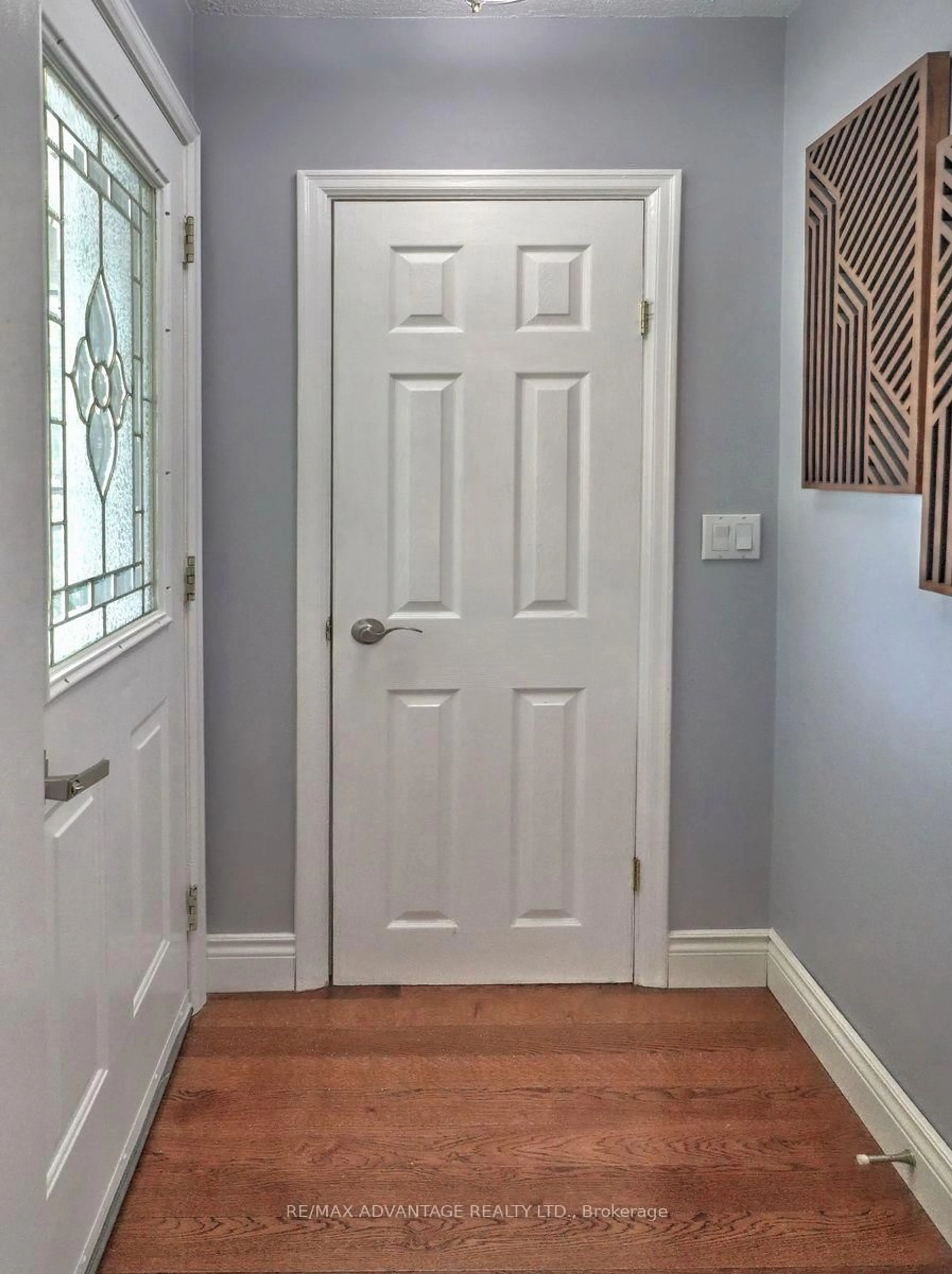 Indoor entryway for 1856 PARK Ave, London East Ontario N5W 2J8