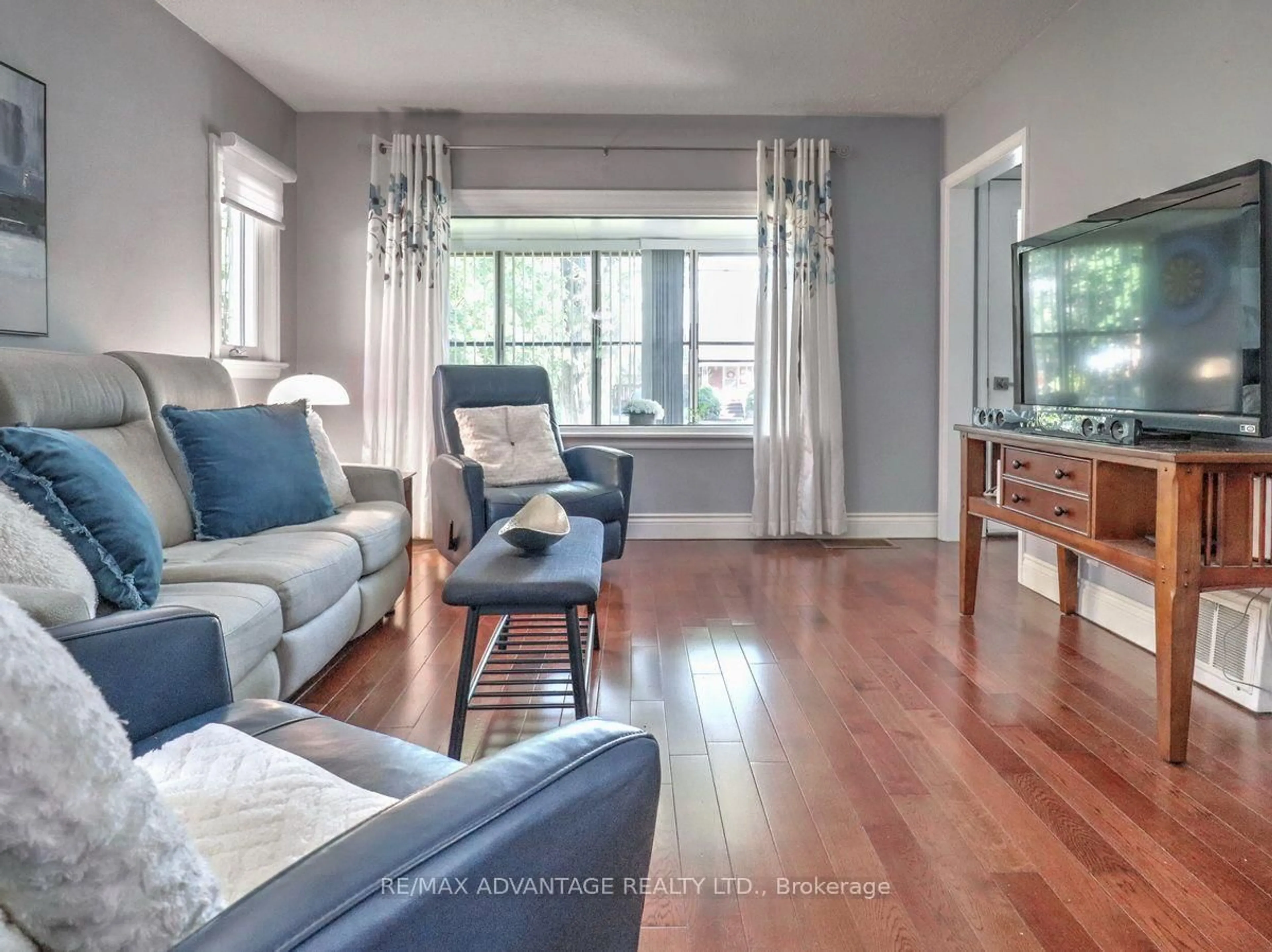 Living room with furniture, unknown for 1856 PARK Ave, London East Ontario N5W 2J8