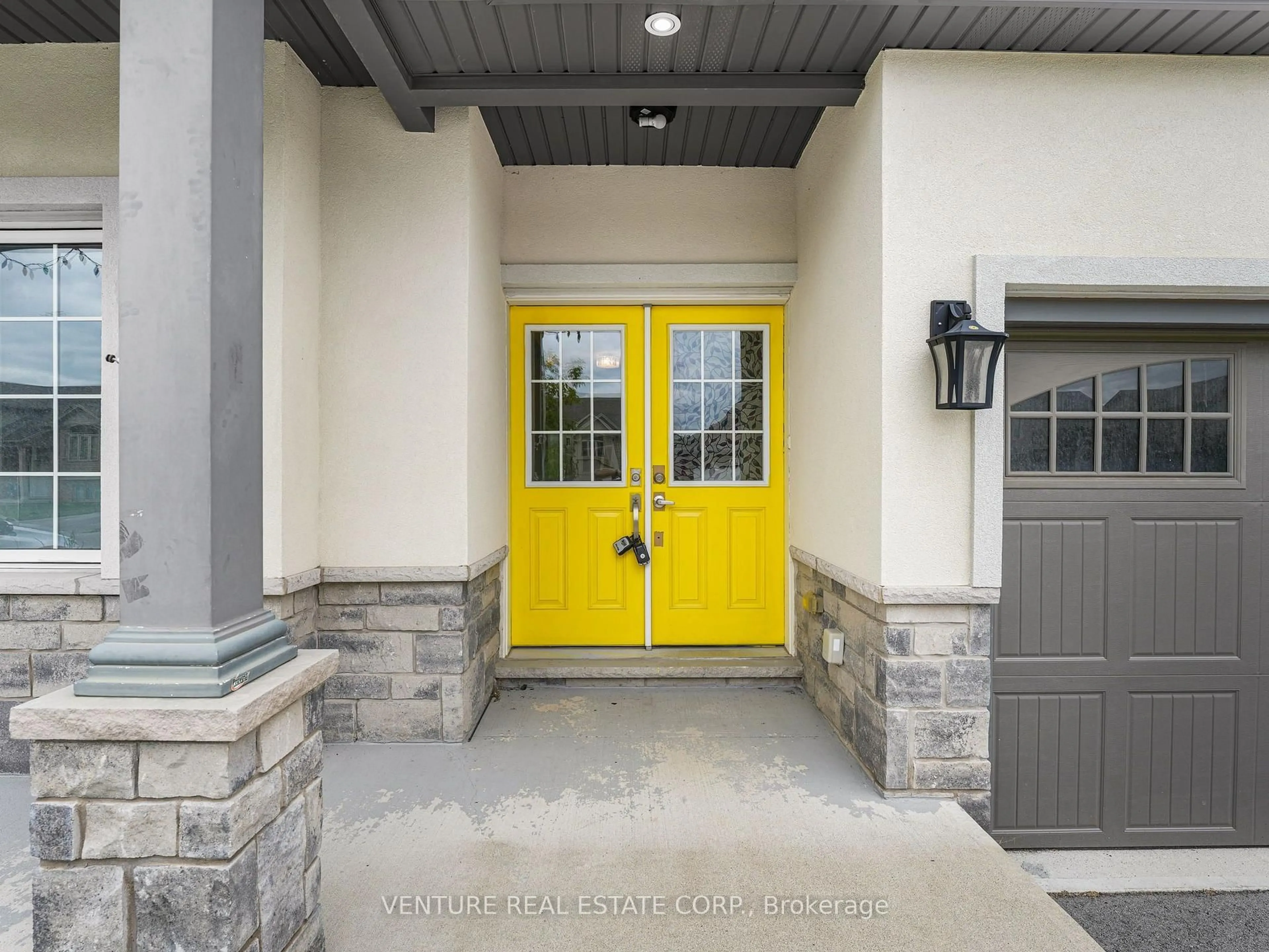 Indoor entryway for 6371 Sam Iorfida Dr, Niagara Falls Ontario L2G 4S3