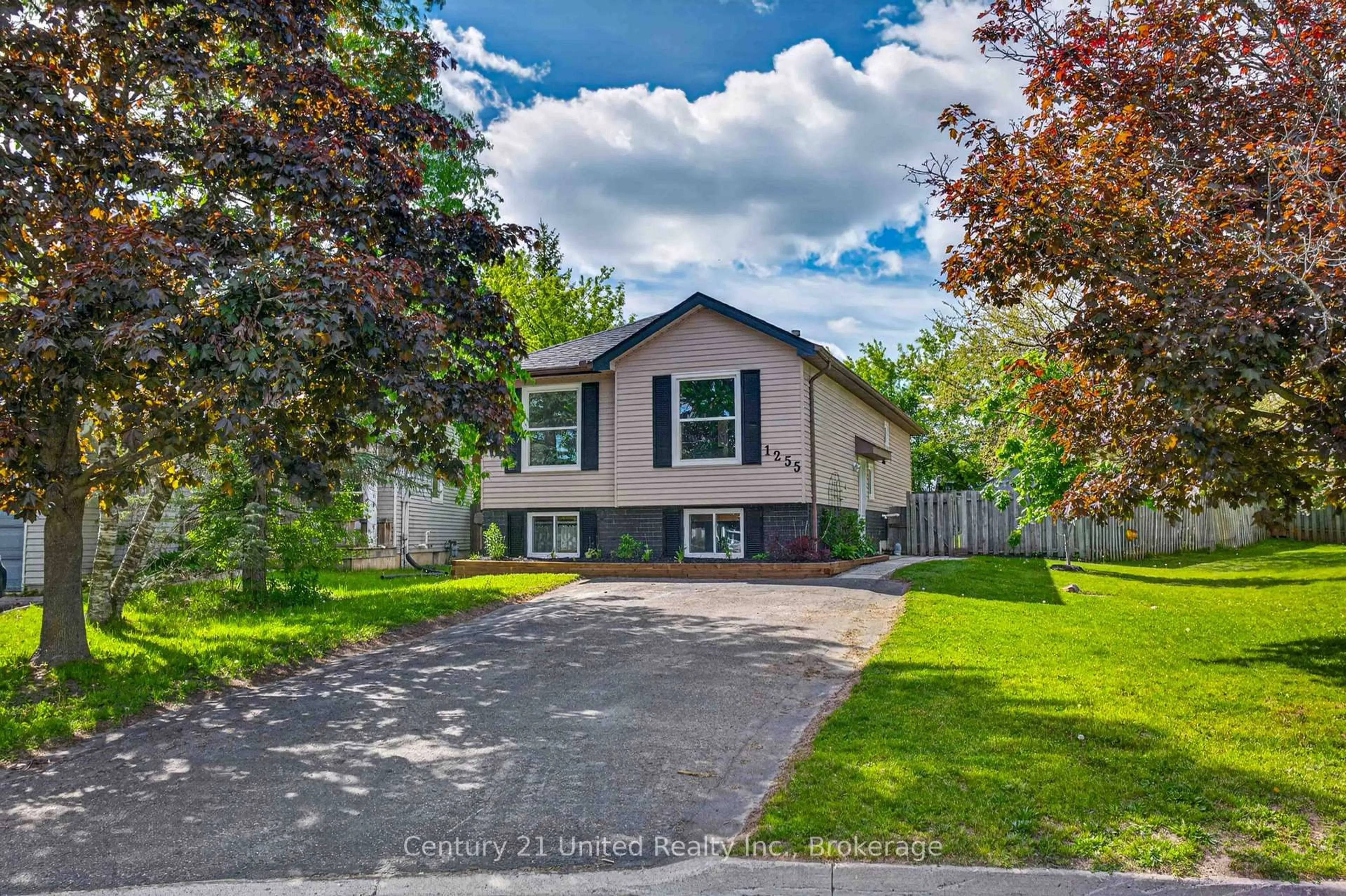 Home with vinyl exterior material, street for 1255 Huntington Circ, Peterborough Ontario K9K 2B4