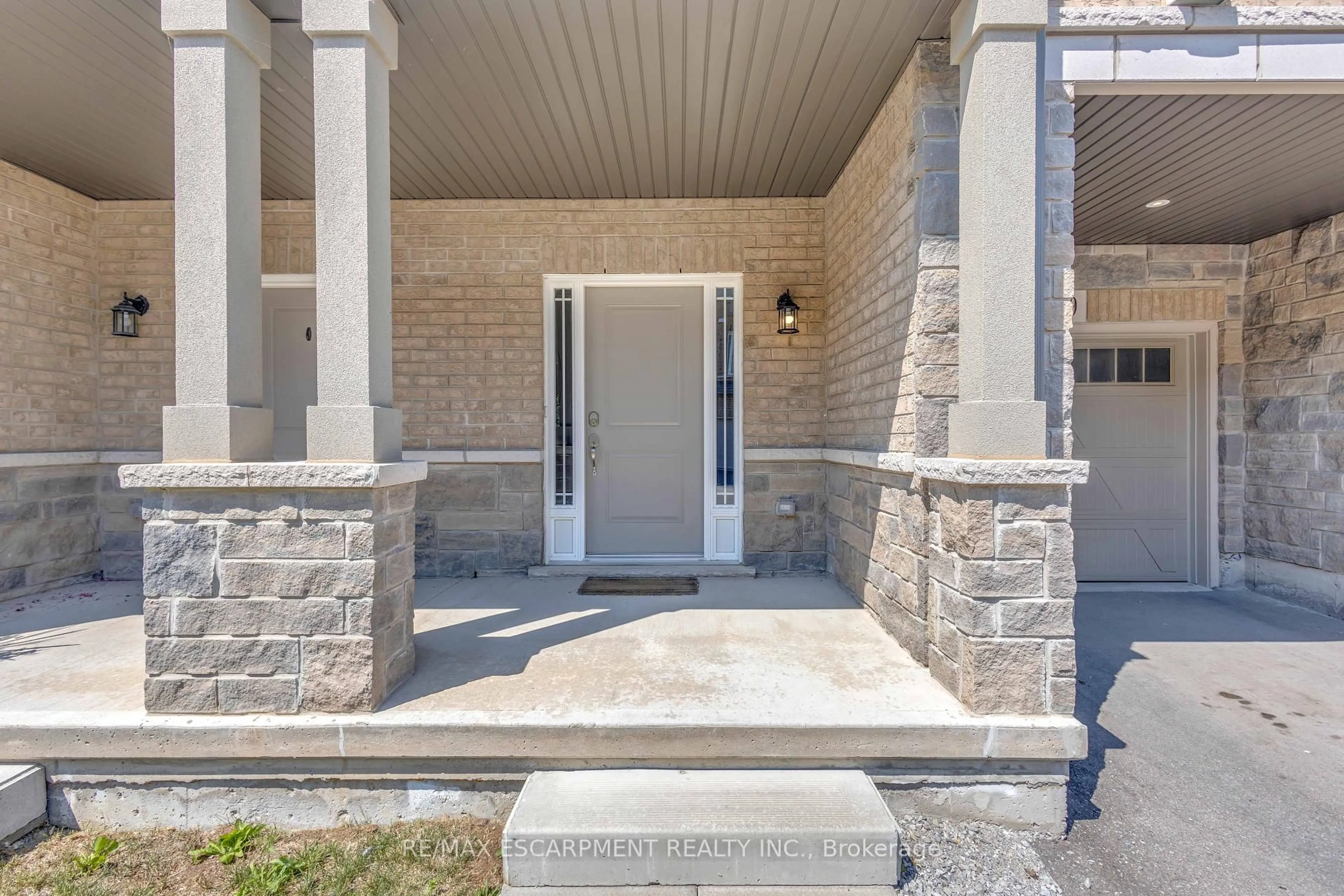 Indoor entryway for 49 Laguna Village Cres, Hamilton Ontario L8E 3M9