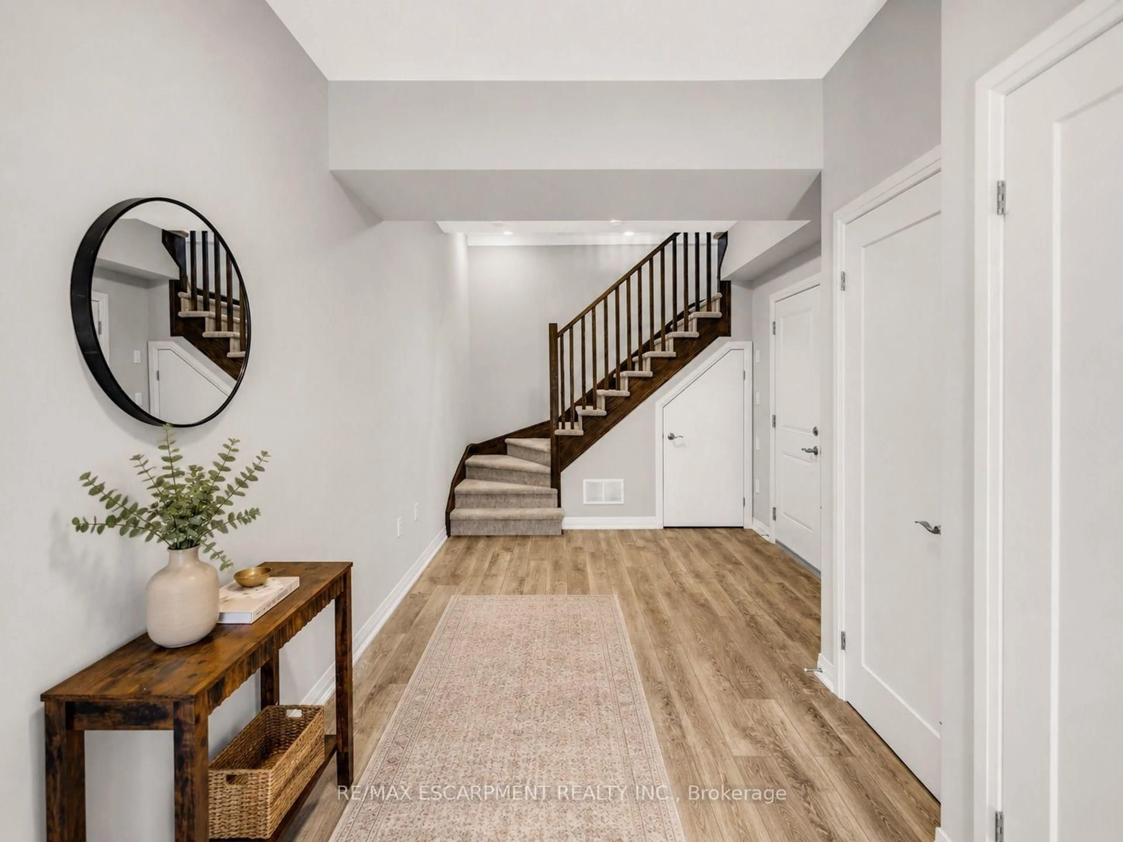 Indoor entryway for 49 Laguna Village Cres, Hamilton Ontario L8E 3M9
